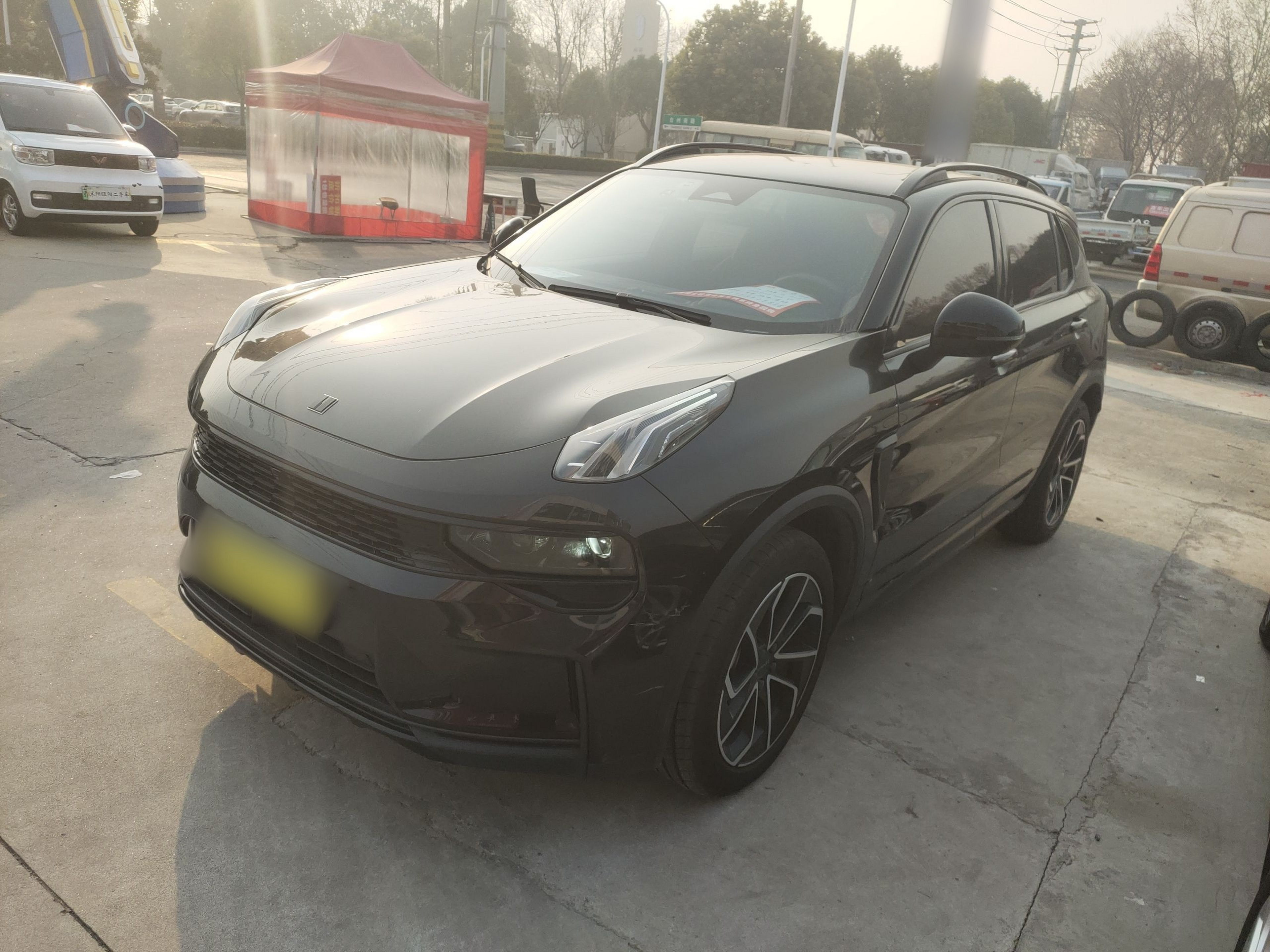 تحت مقدمة السيارة