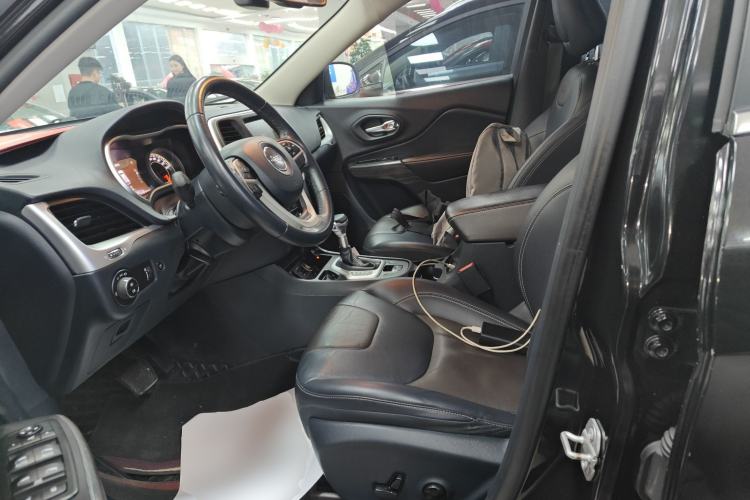 Used  Cherokee 2020 2.0L Two-Wheel Drive Classic Sports Edition