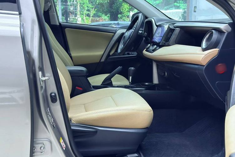 Used Toyota RAV4 2016 2.0L CVT Two-Wheel Drive Fashion Edition China V Standard
