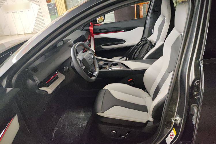 Used Changan UNI-V iDD 2024 Blue Whale Smart Electric iDD 136km ZhiKu Model
