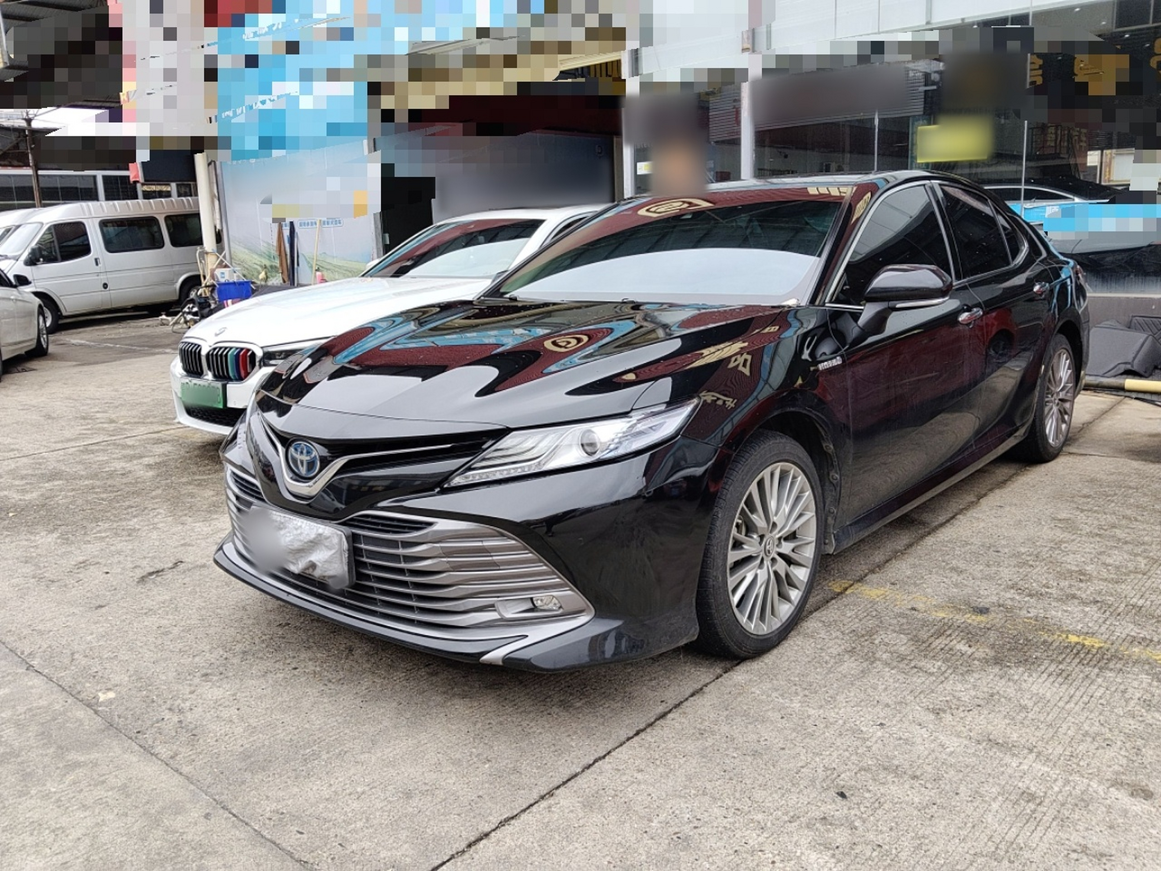 تحت مقدمة السيارة