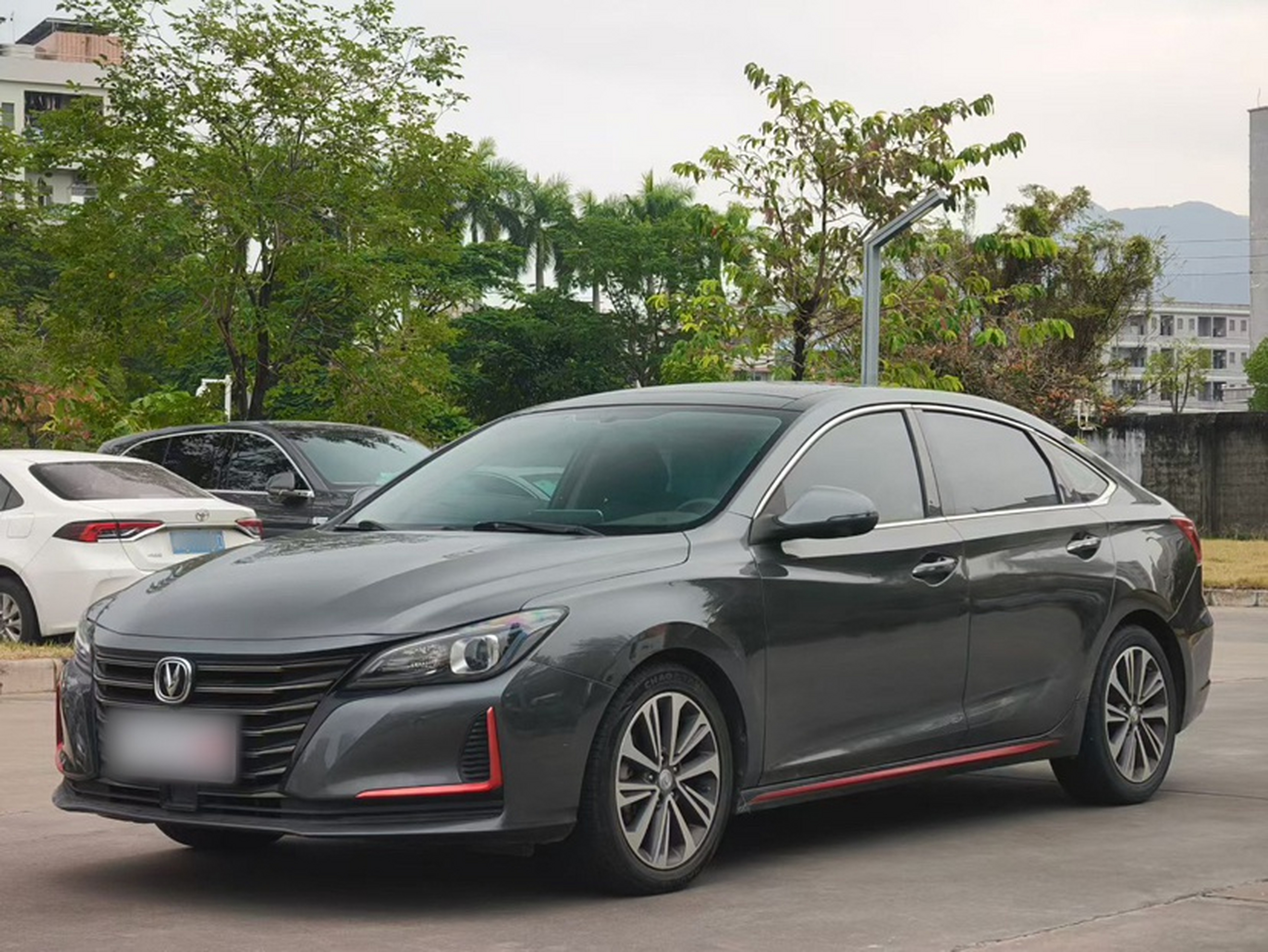 Под передней частью автомобиля