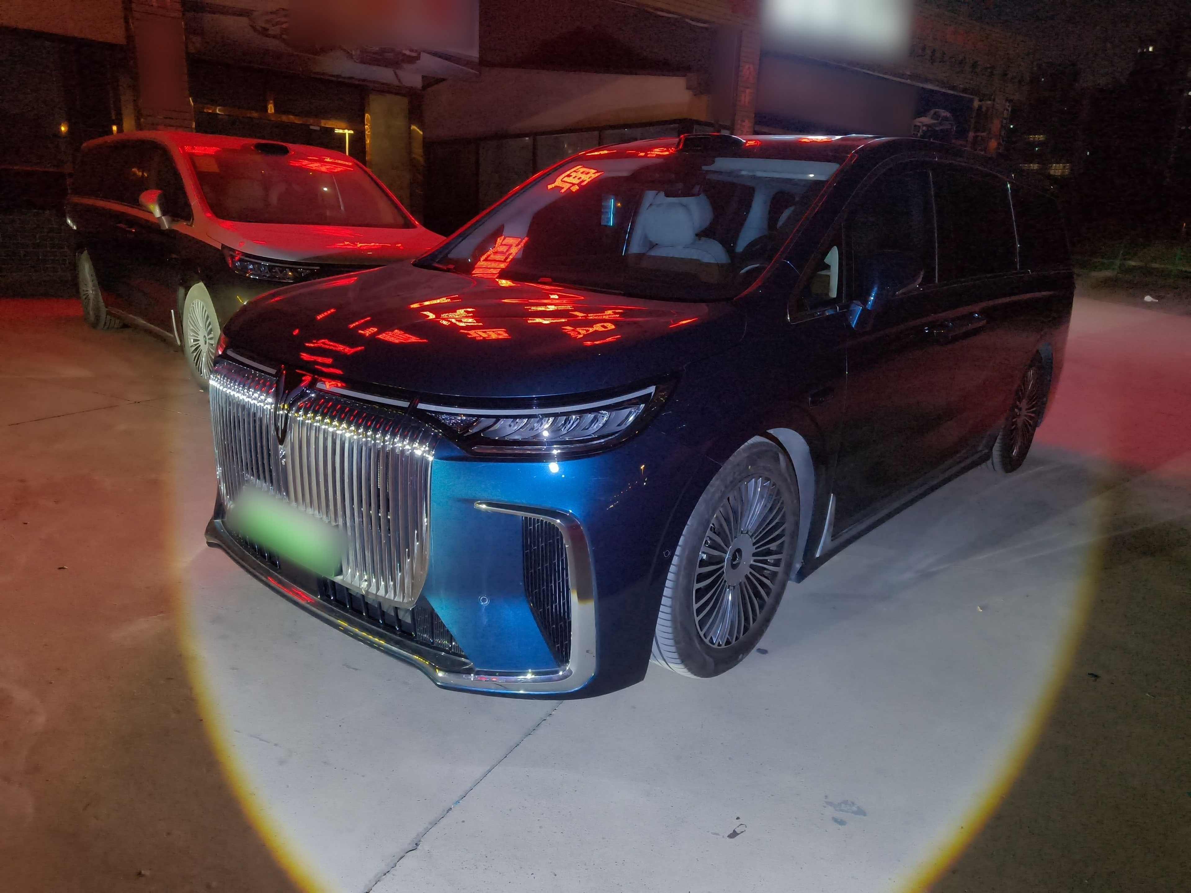 تحت مقدمة السيارة