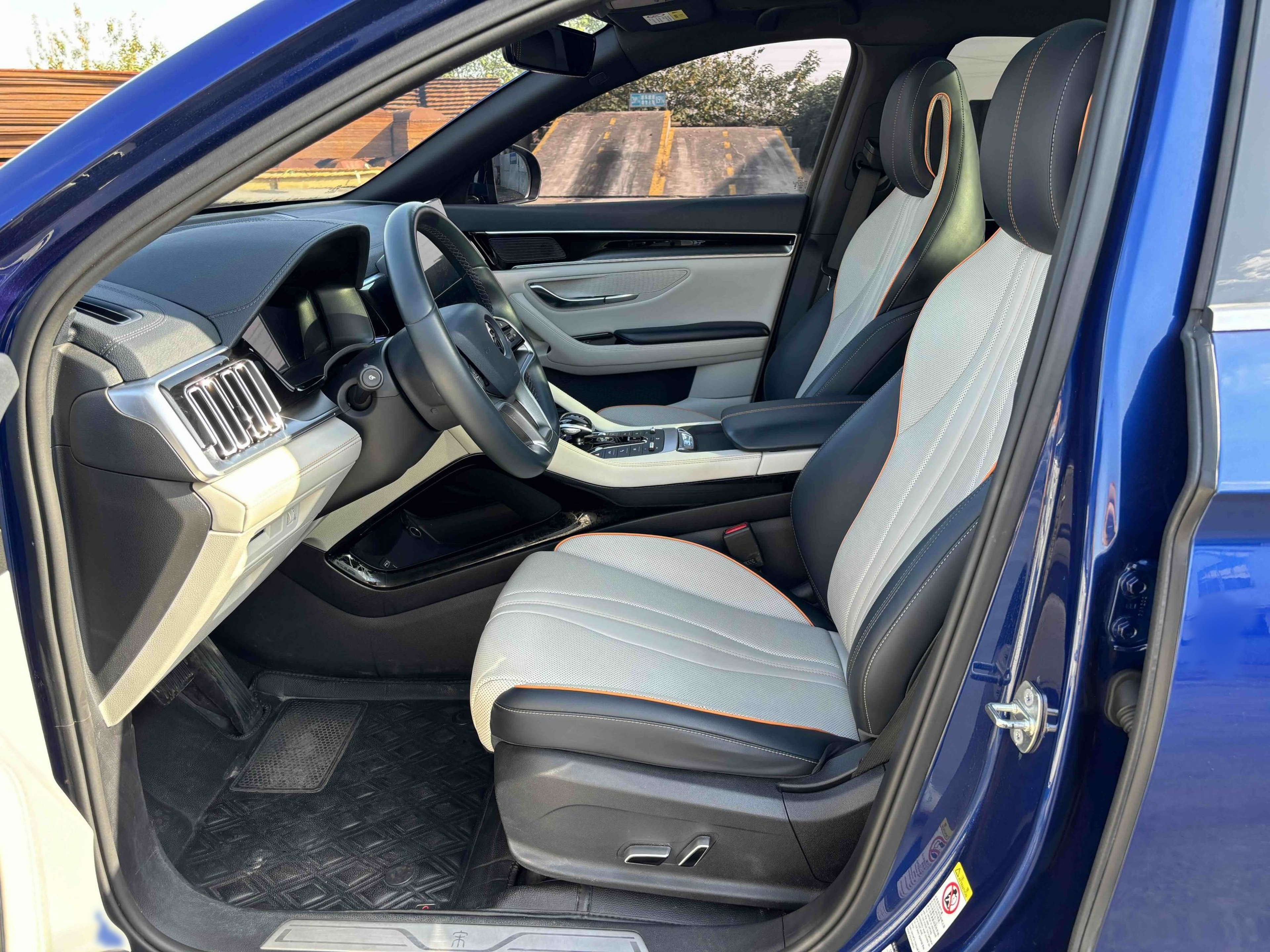 Переднее сиденье в автомобиле