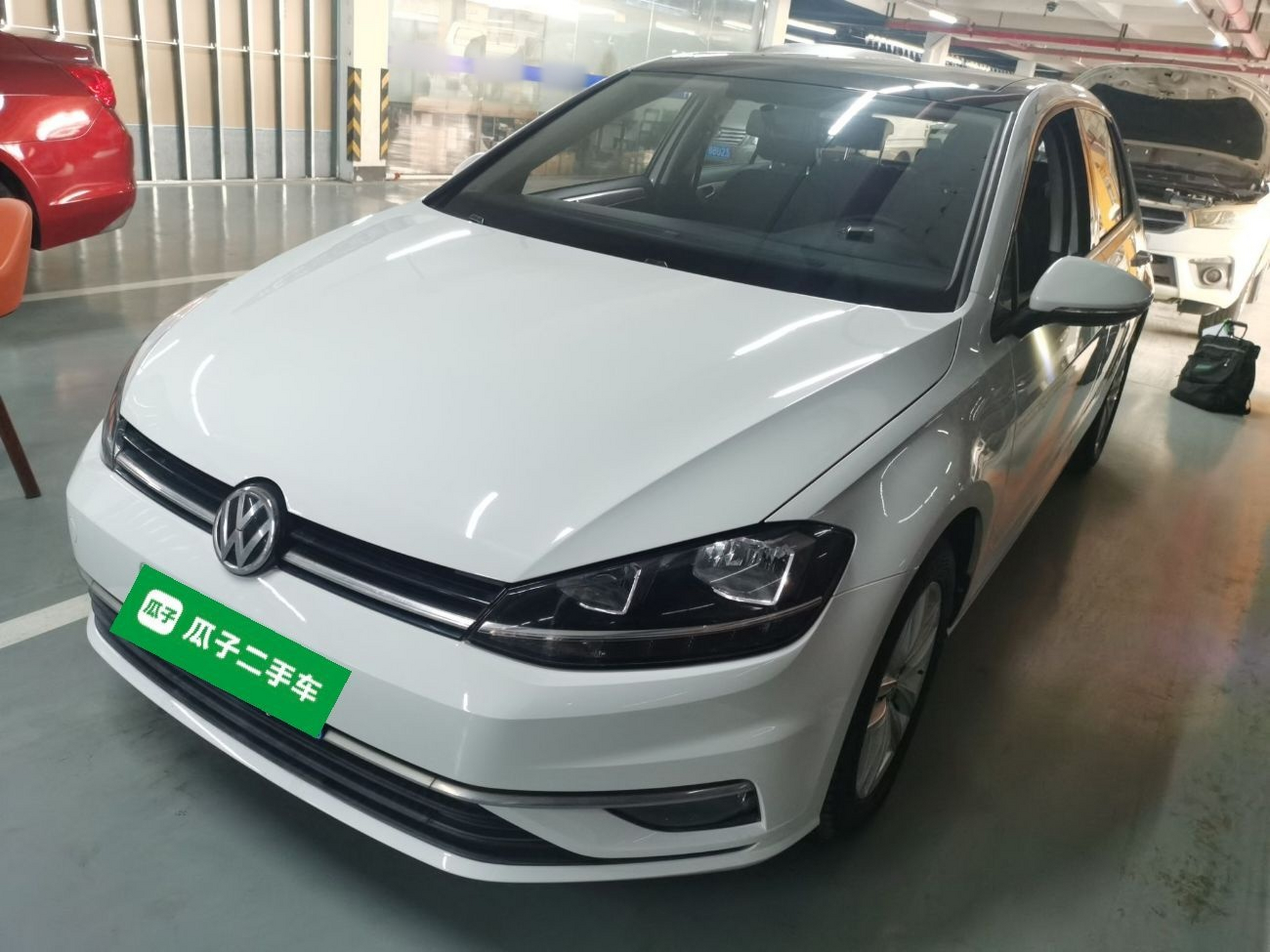 Под передней частью автомобиля