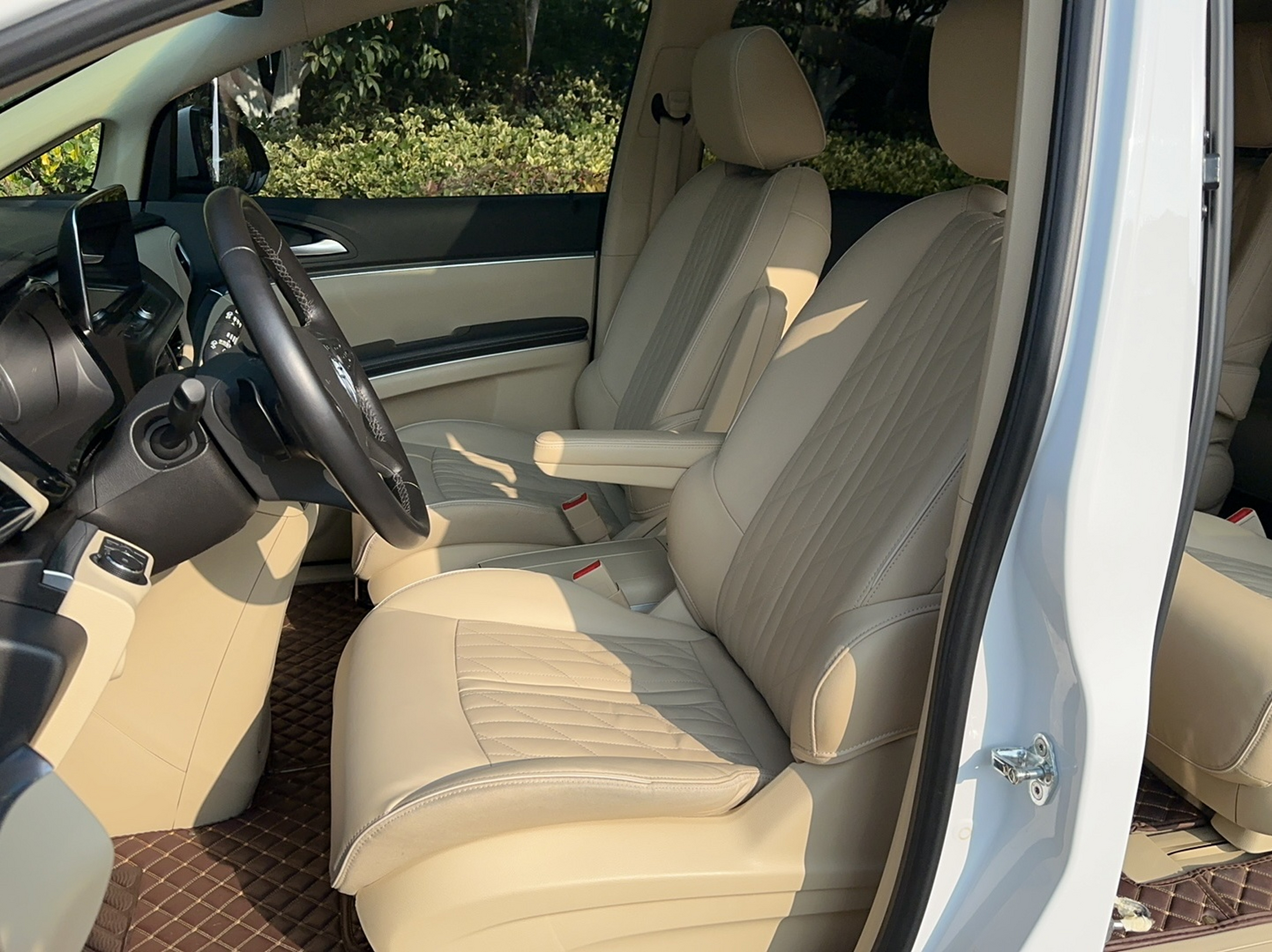 المقاعد الأمامية داخل السيارة