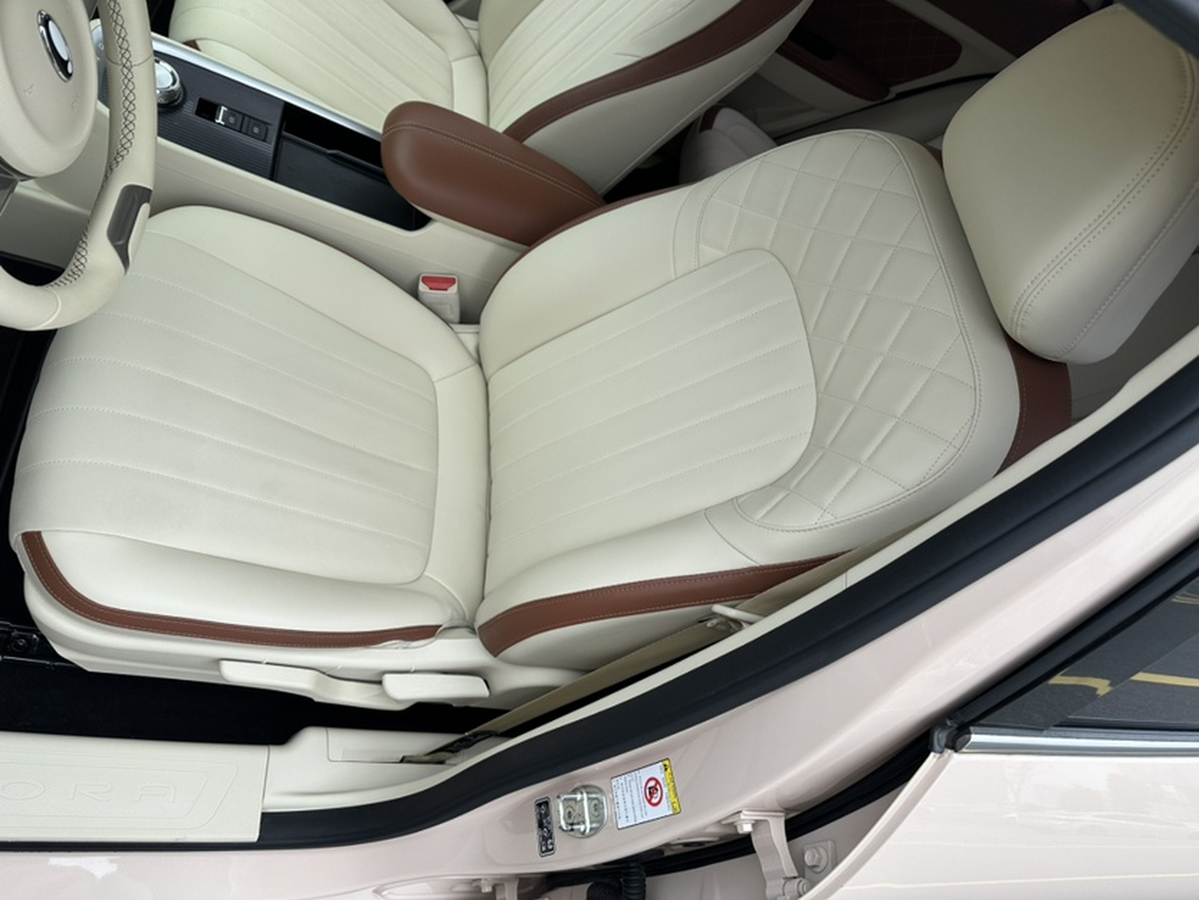 المقاعد الأمامية داخل السيارة