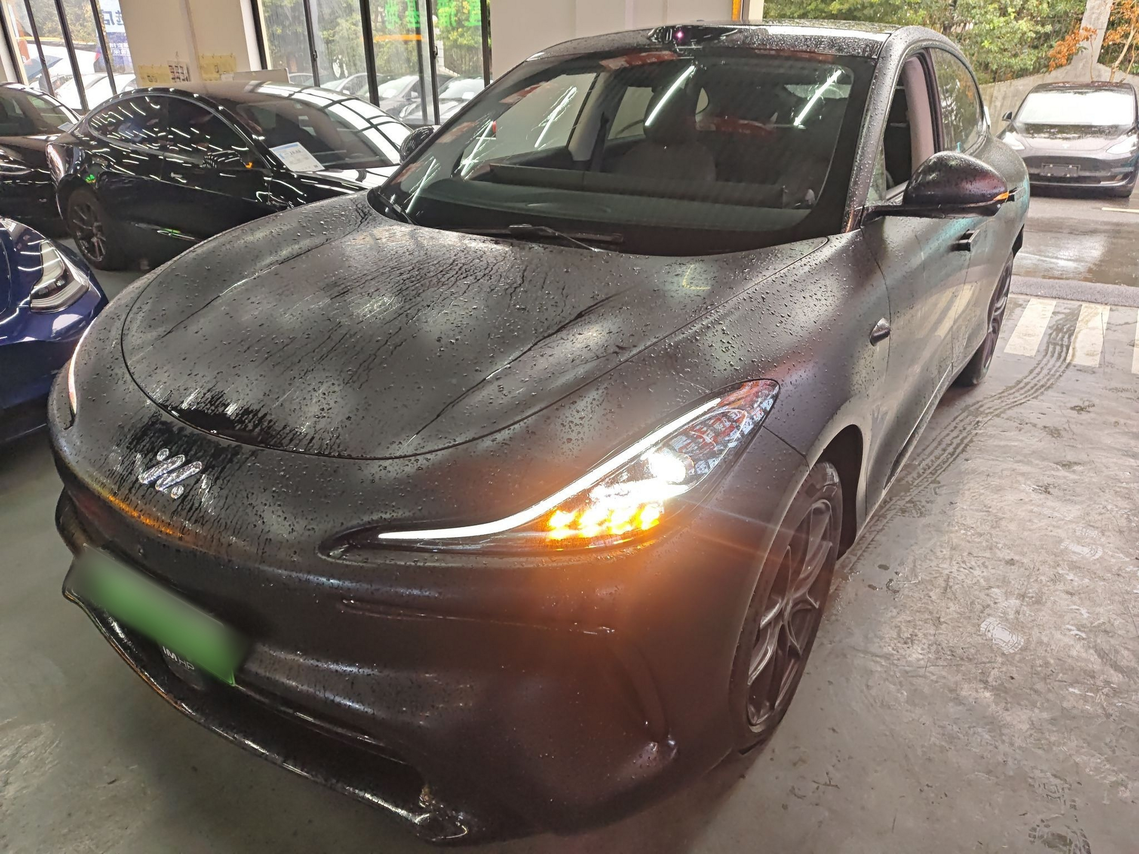 Под передней частью автомобиля