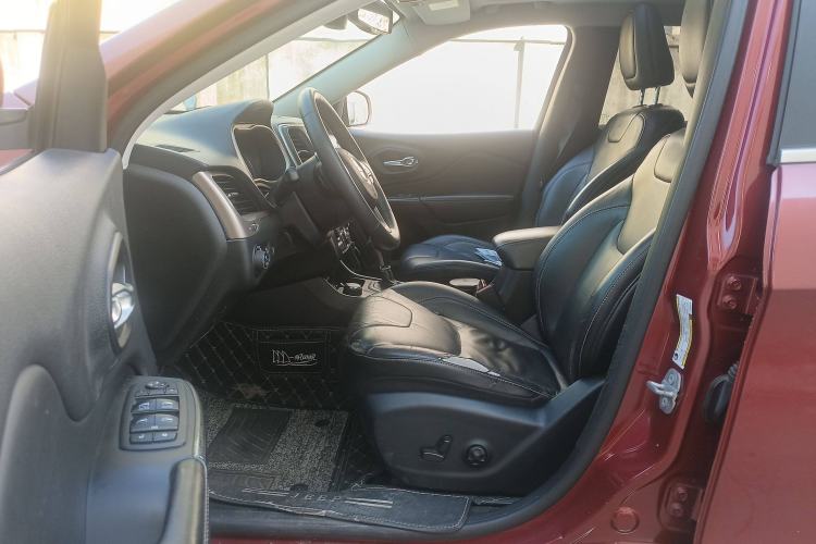 Used  Cherokee 2014 2.4L Luxury Edition
