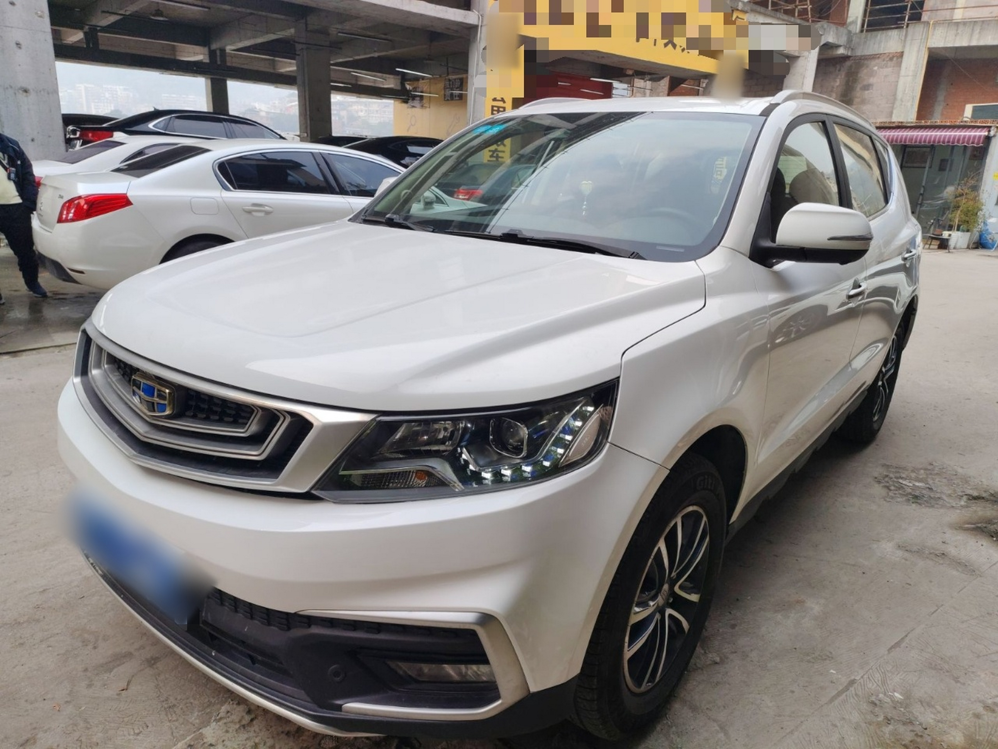 تحت مقدمة السيارة