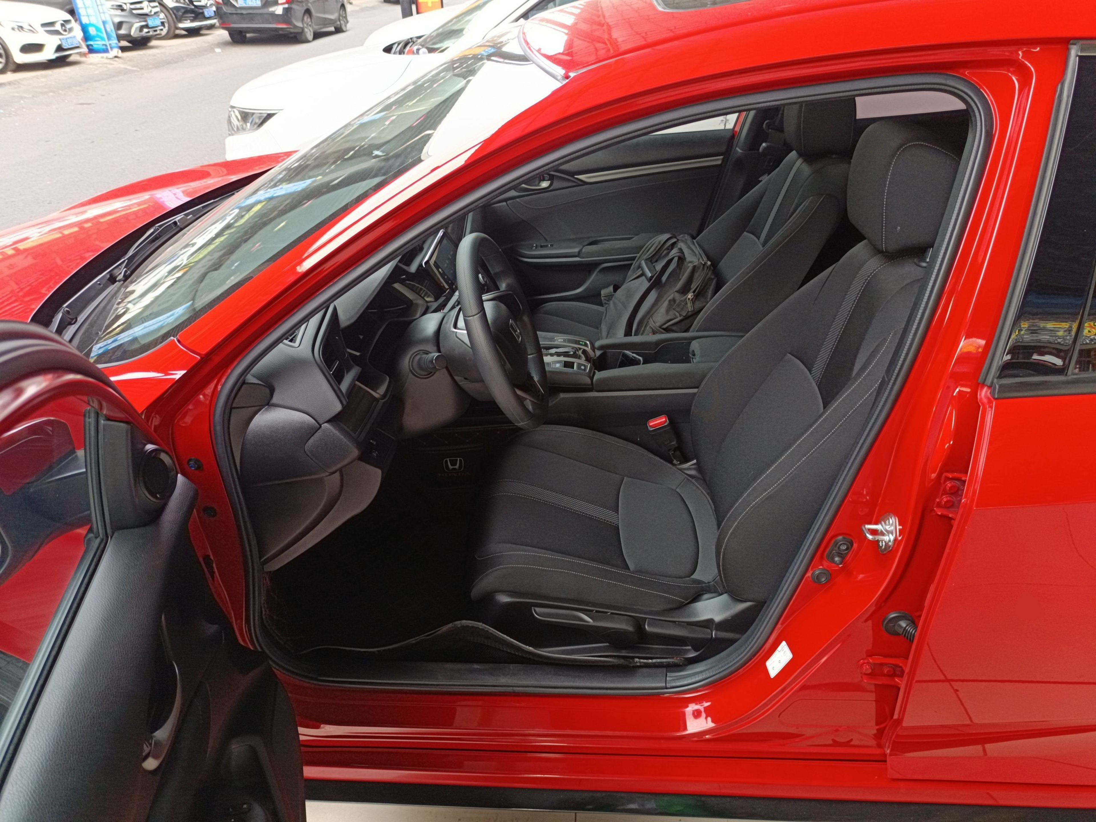 Переднее сиденье в автомобиле