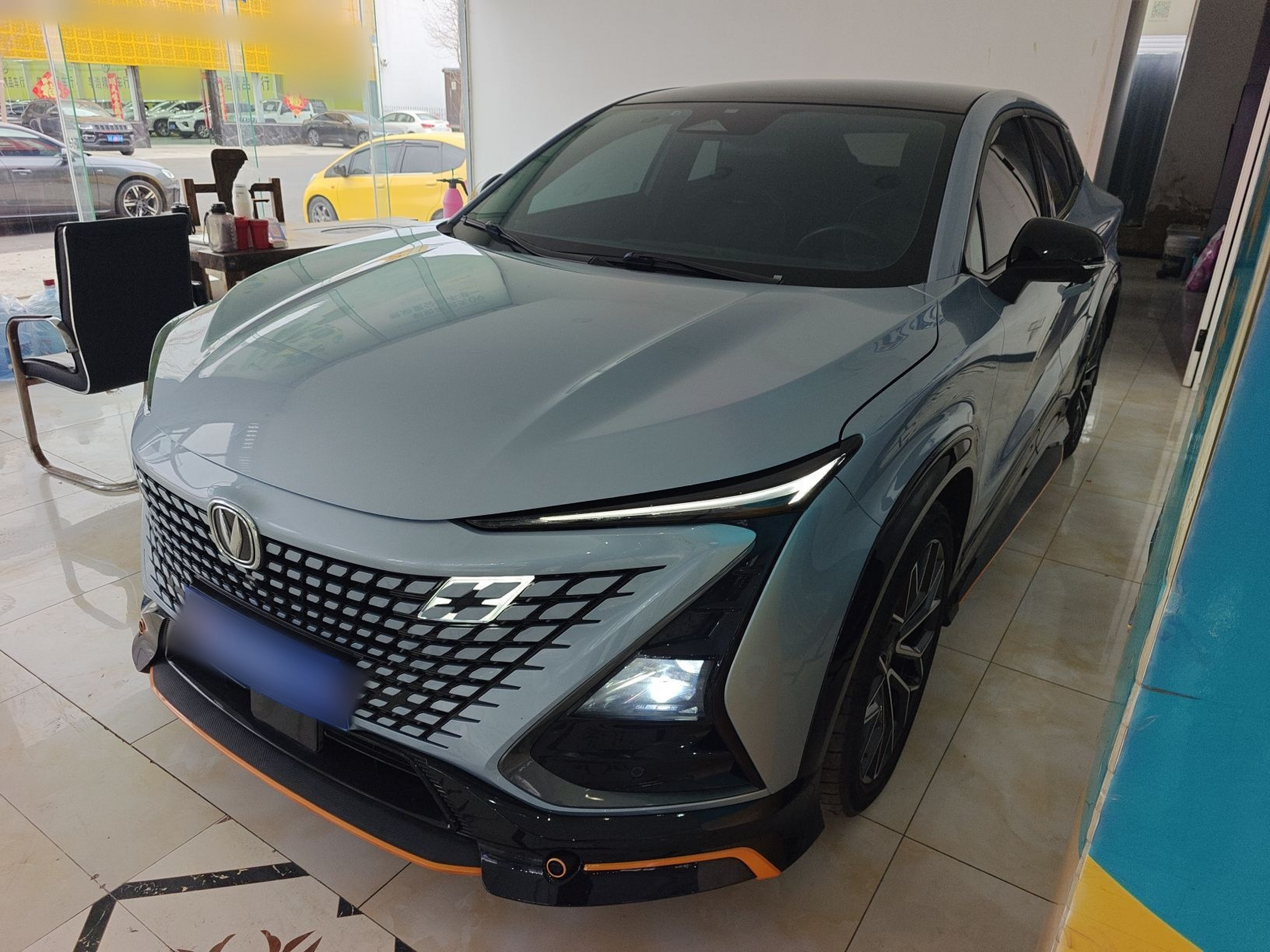 تحت مقدمة السيارة