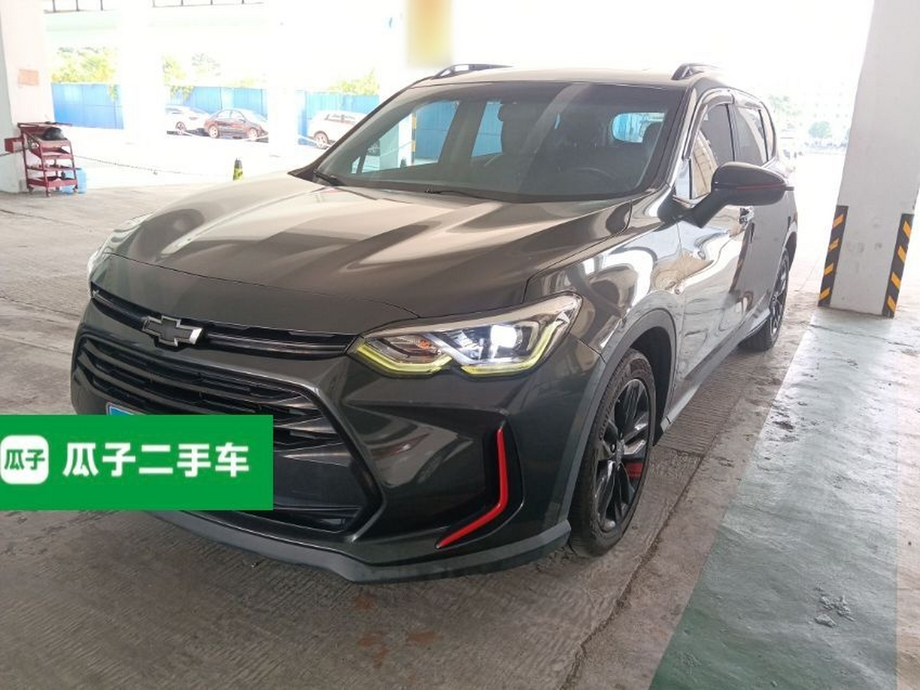 تحت مقدمة السيارة