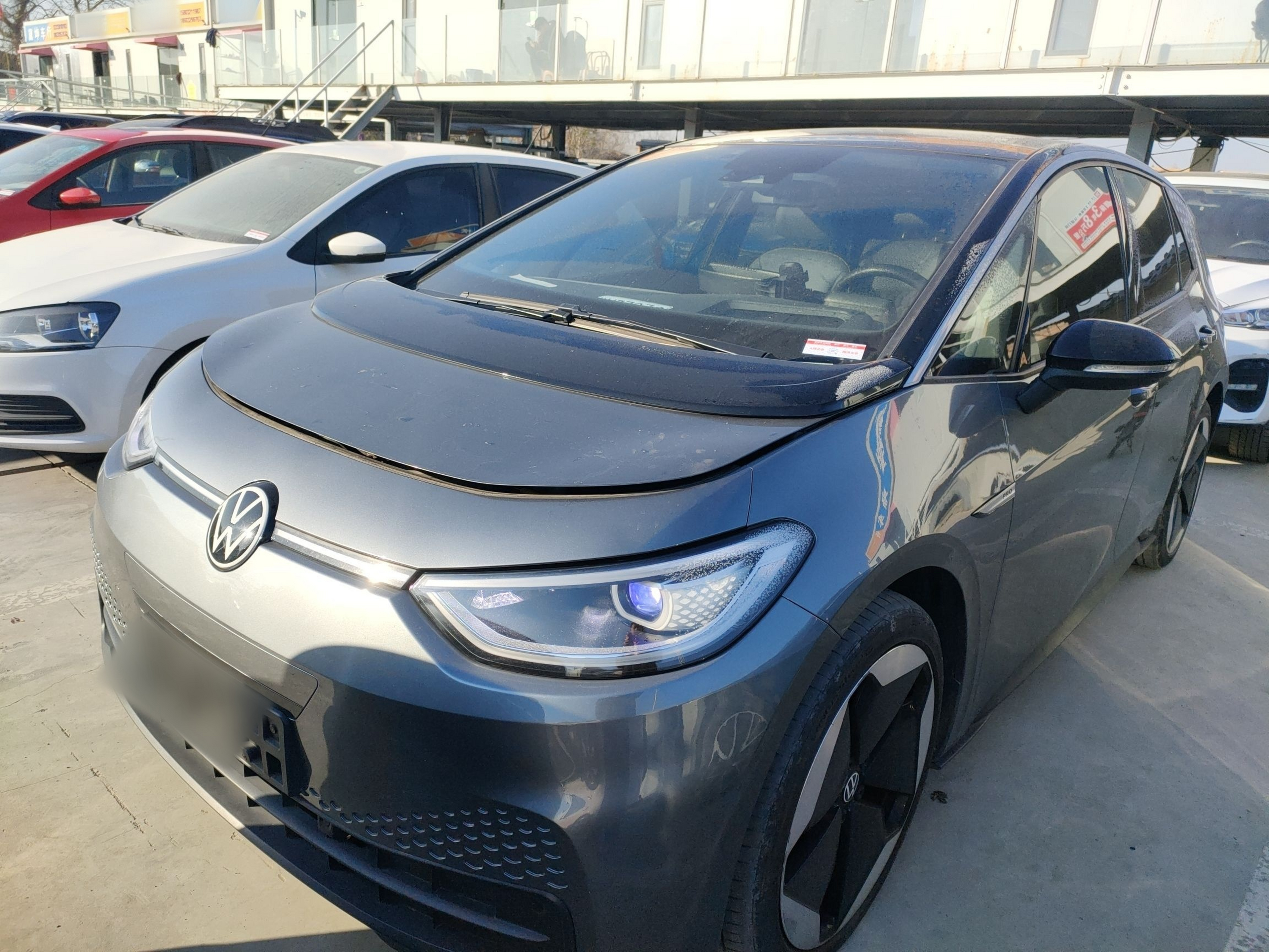 تحت مقدمة السيارة