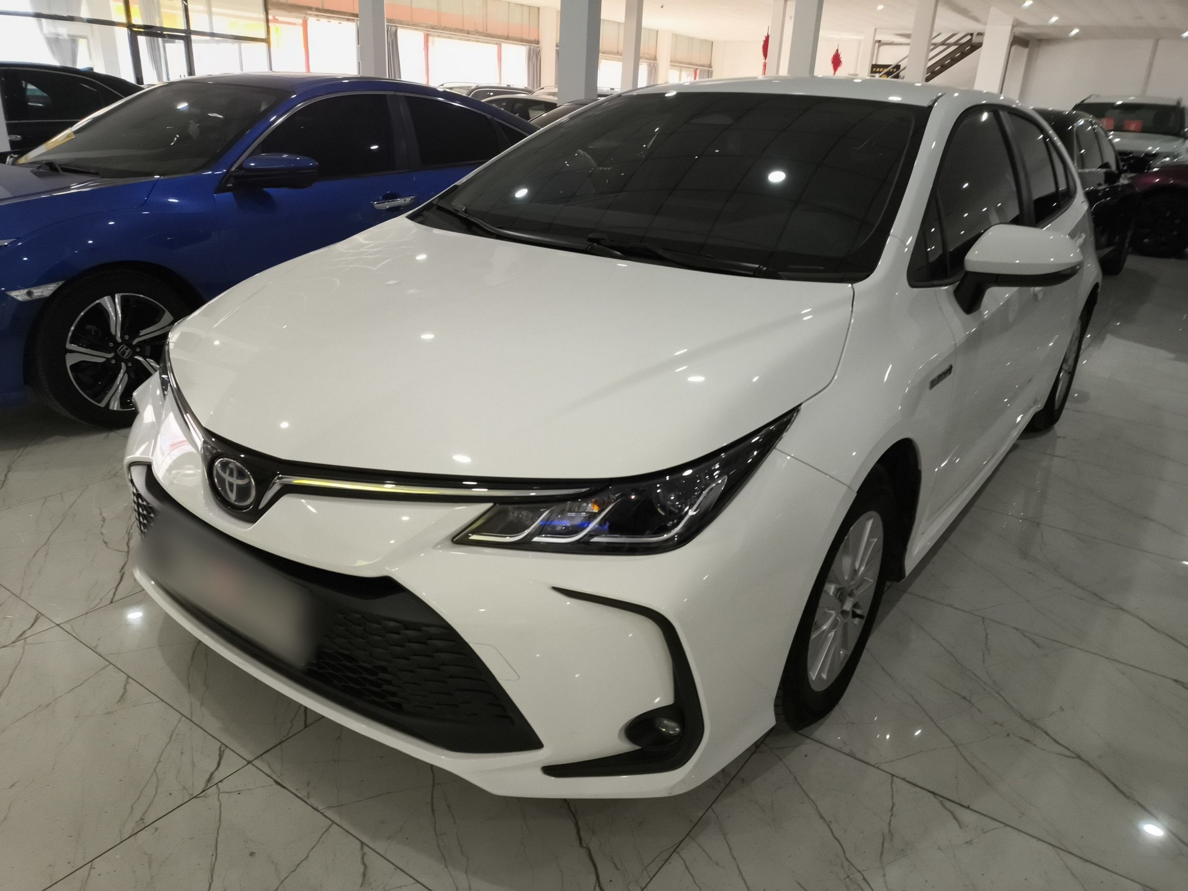 Под передней частью автомобиля