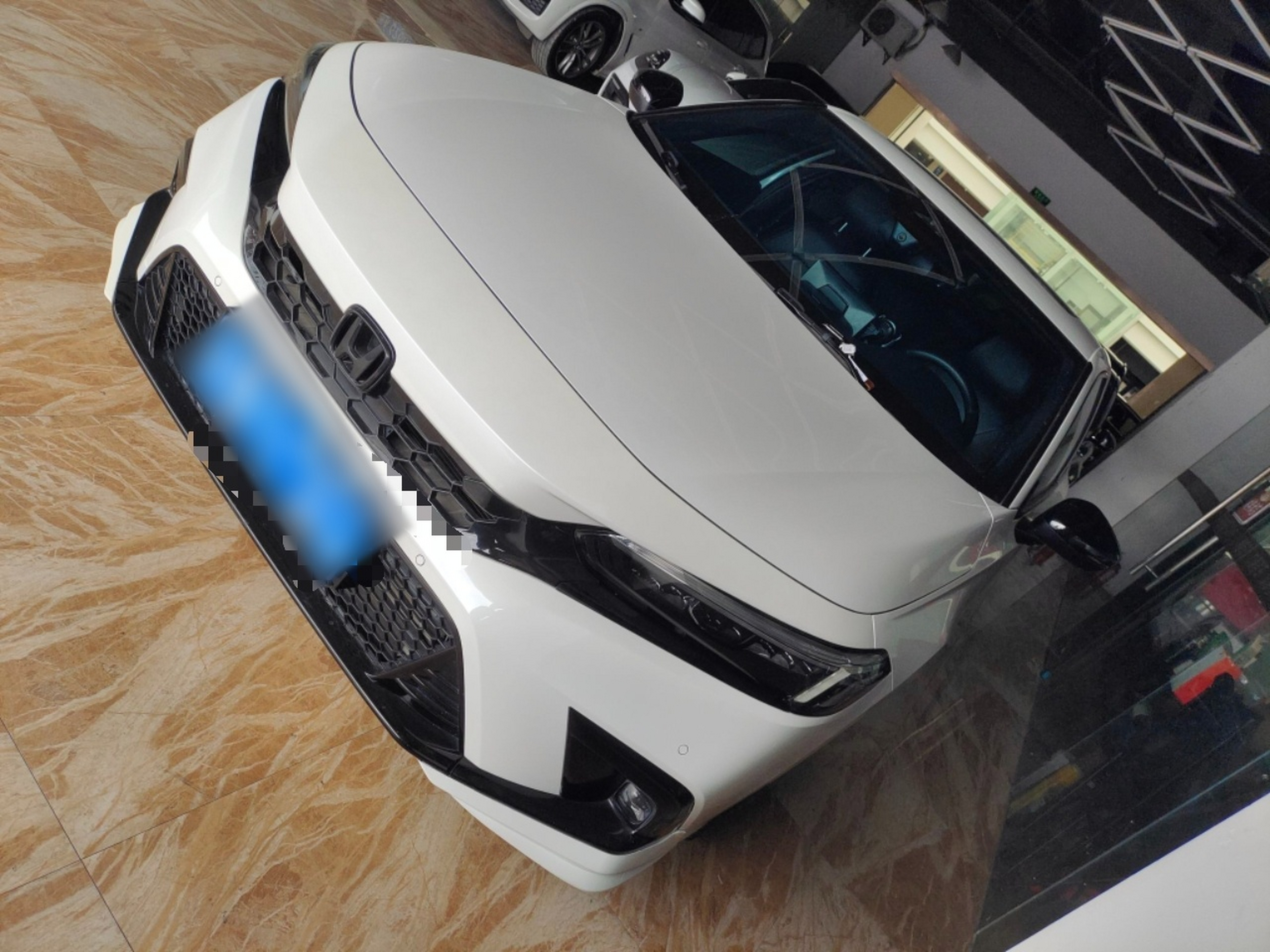 تحت مقدمة السيارة