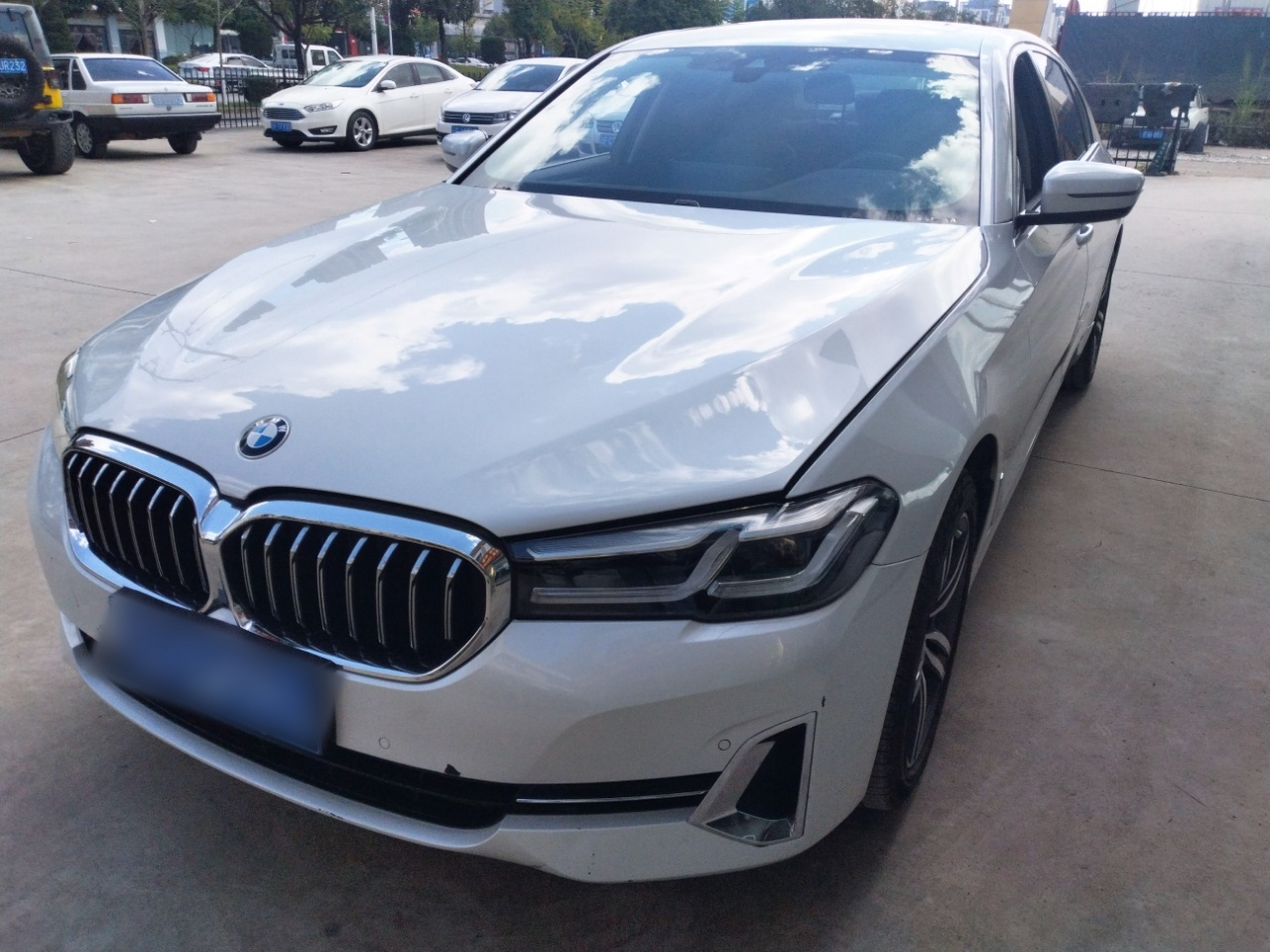 تحت مقدمة السيارة