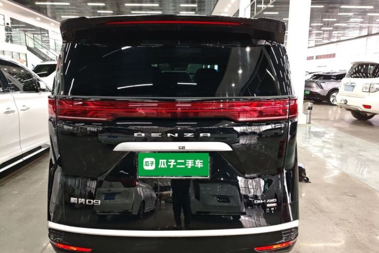 Used Denza D9 2025 DM-i Intelligent Drive 1020 Four-Wheel Drive Flagship Model
