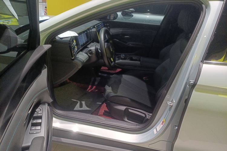 Used BYD Qin L 2025 DM-i Smart Drive 80KM Leading Model
