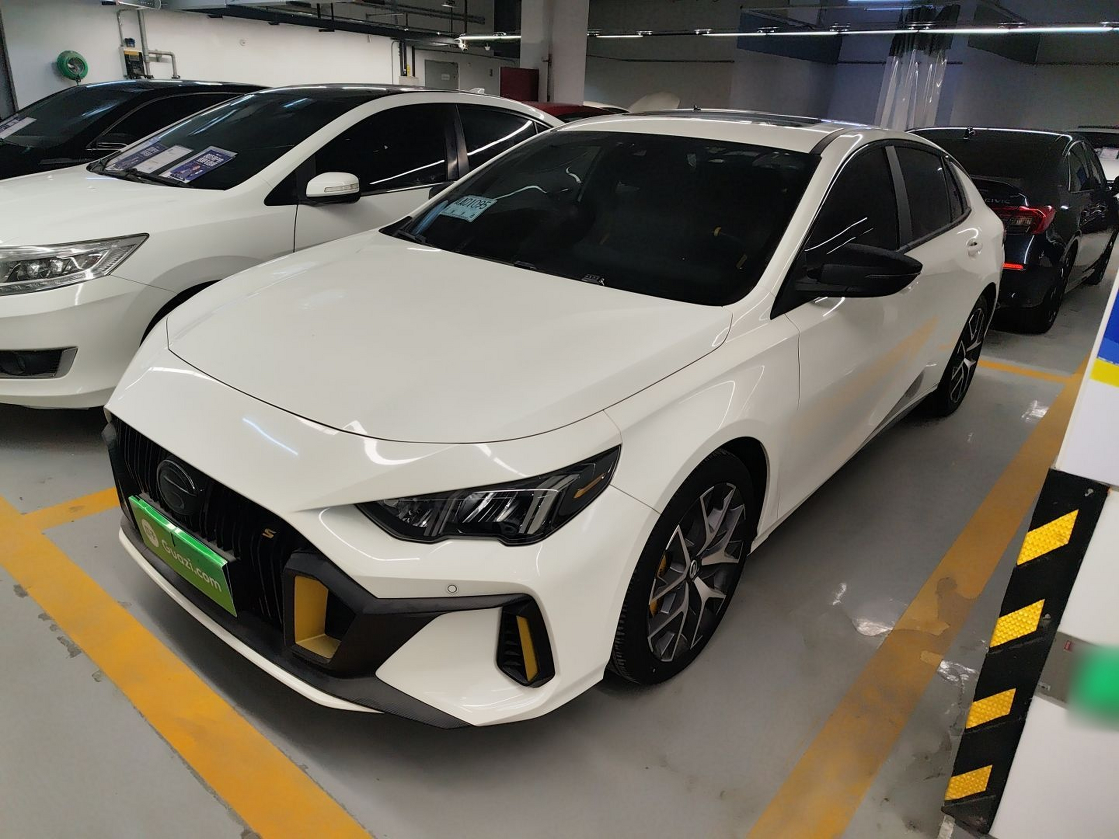 Под передней частью автомобиля