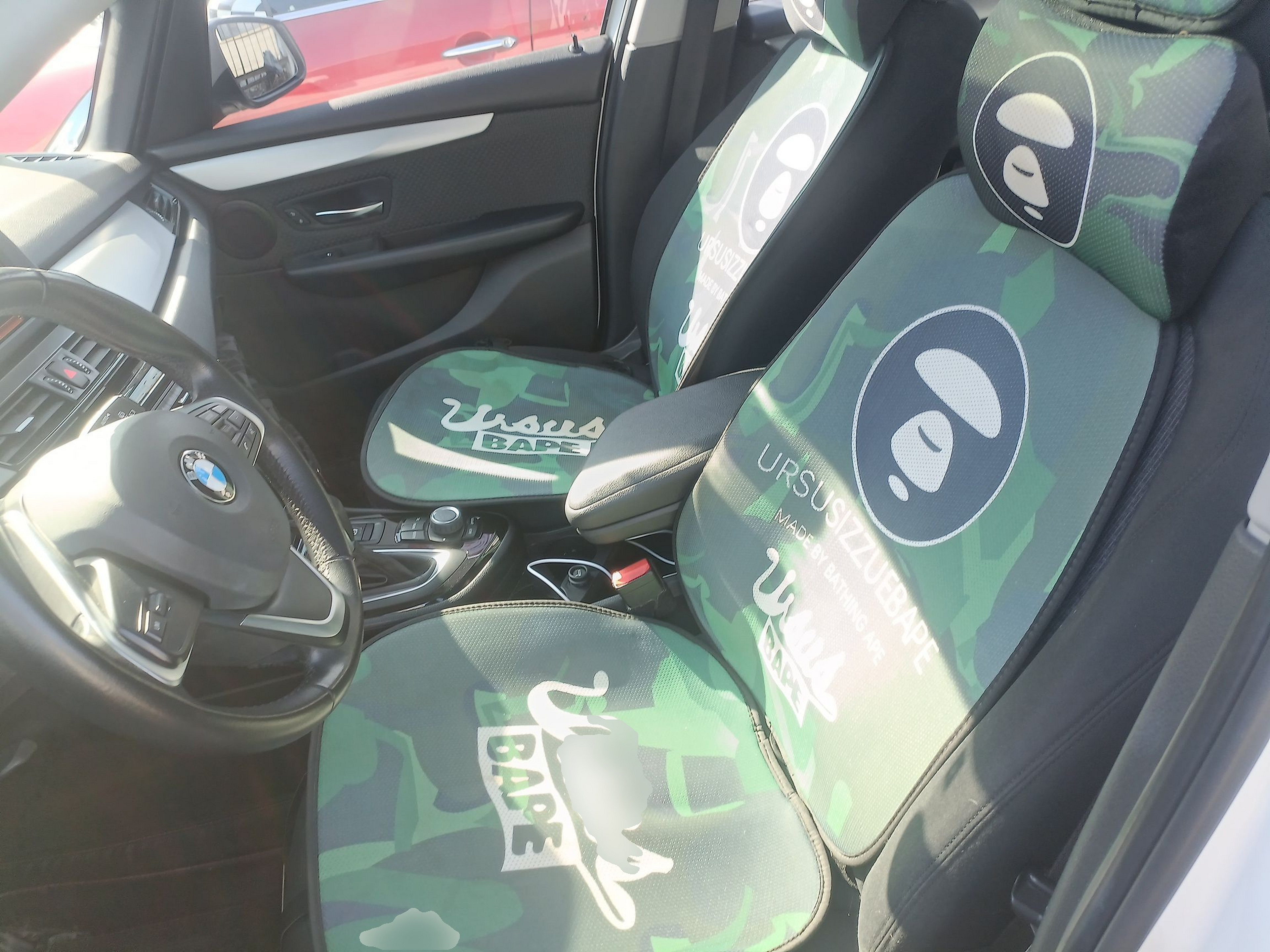 Переднее сиденье в автомобиле