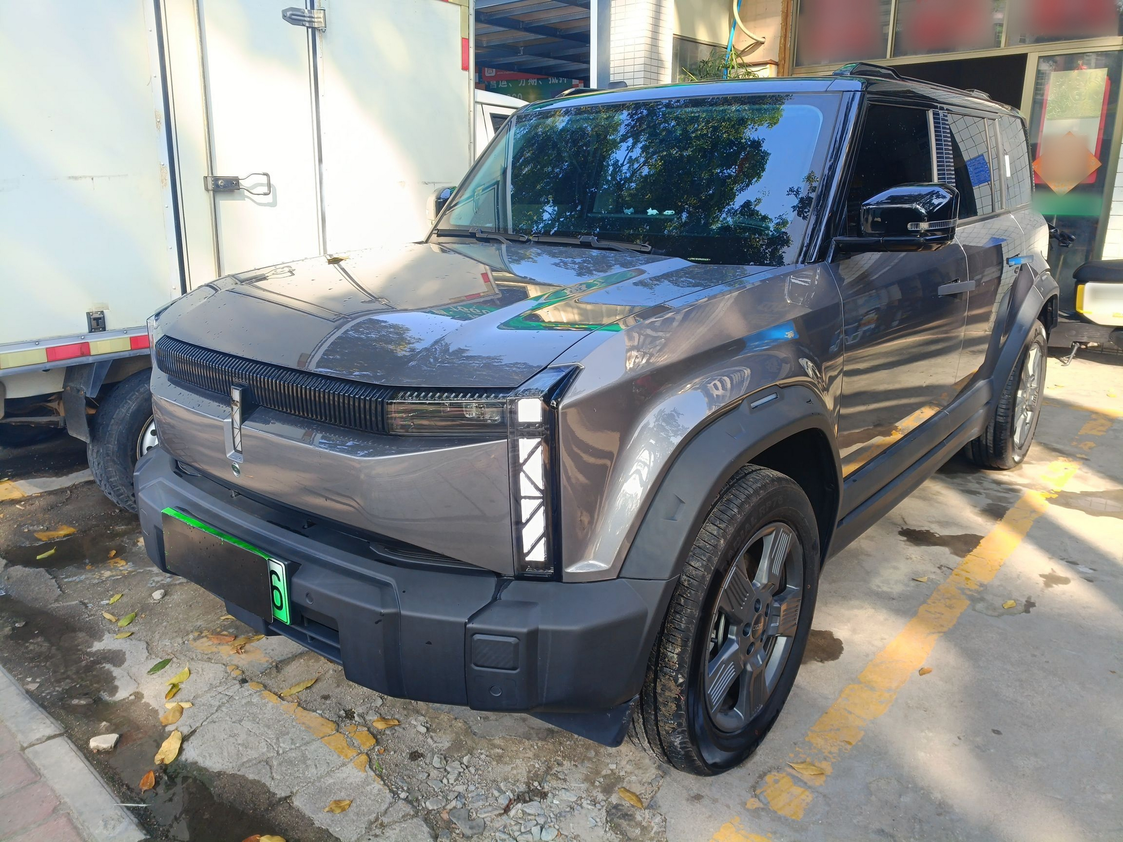 Под передней частью автомобиля