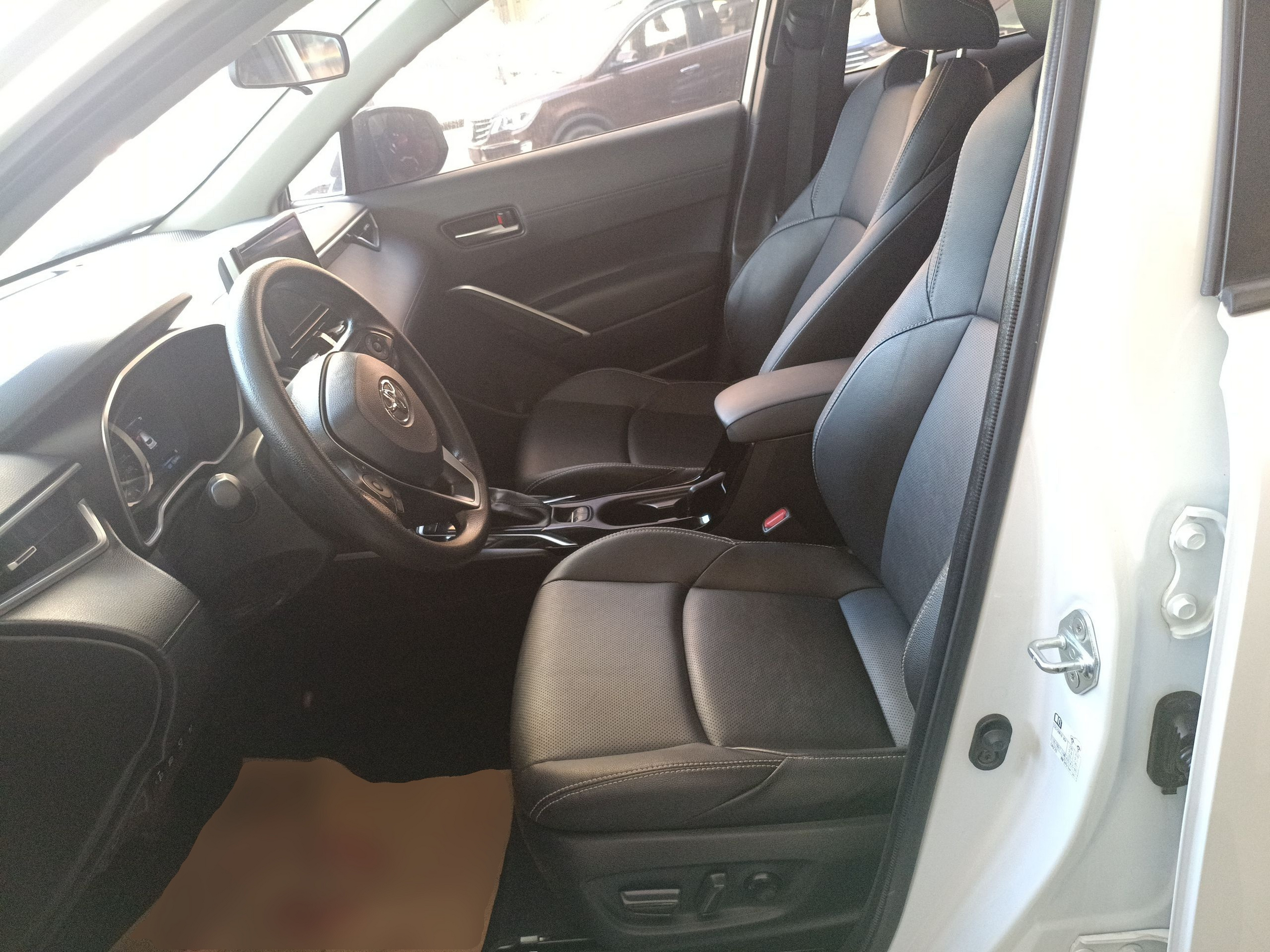 المقاعد الأمامية داخل السيارة