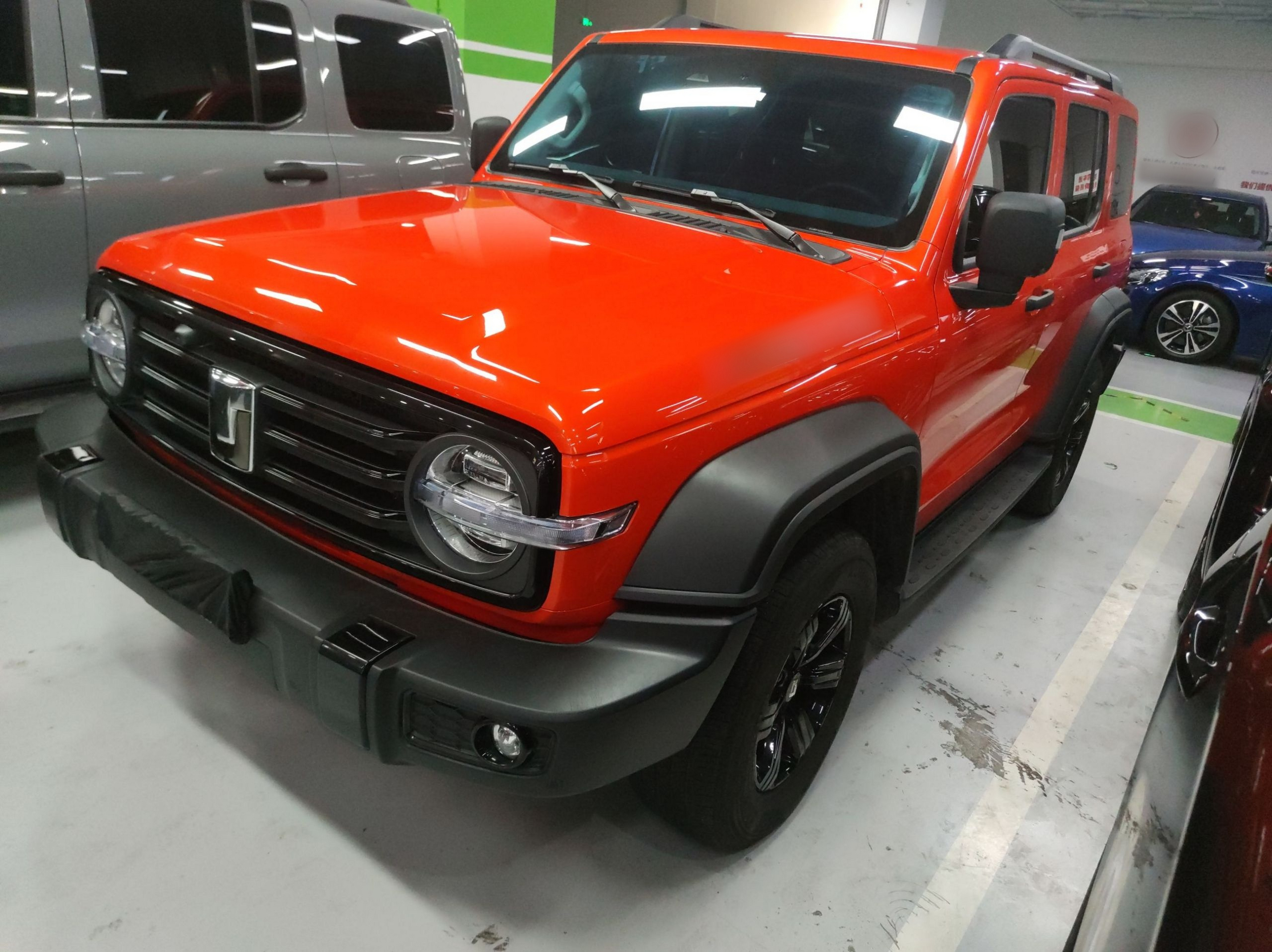 Под передней частью автомобиля