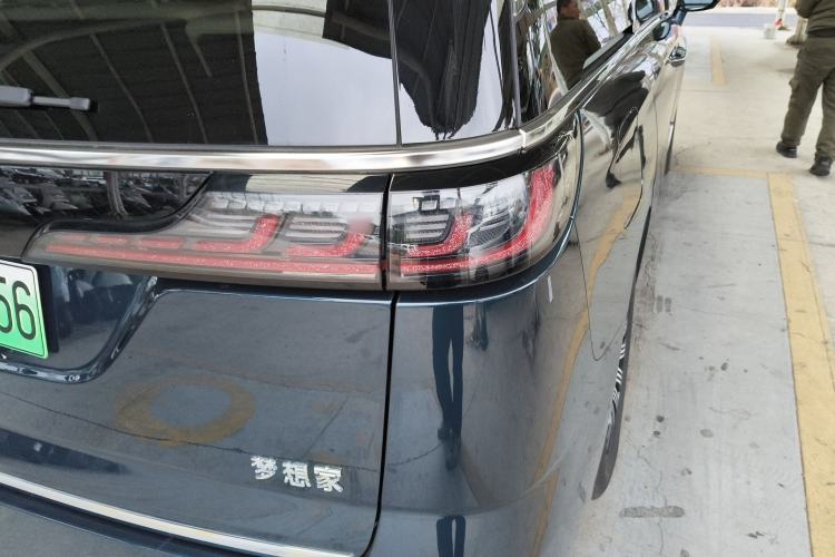 Used VOYAH Dream 2025 EV Four-Wheel Drive Flagship Kunpeng Edition
