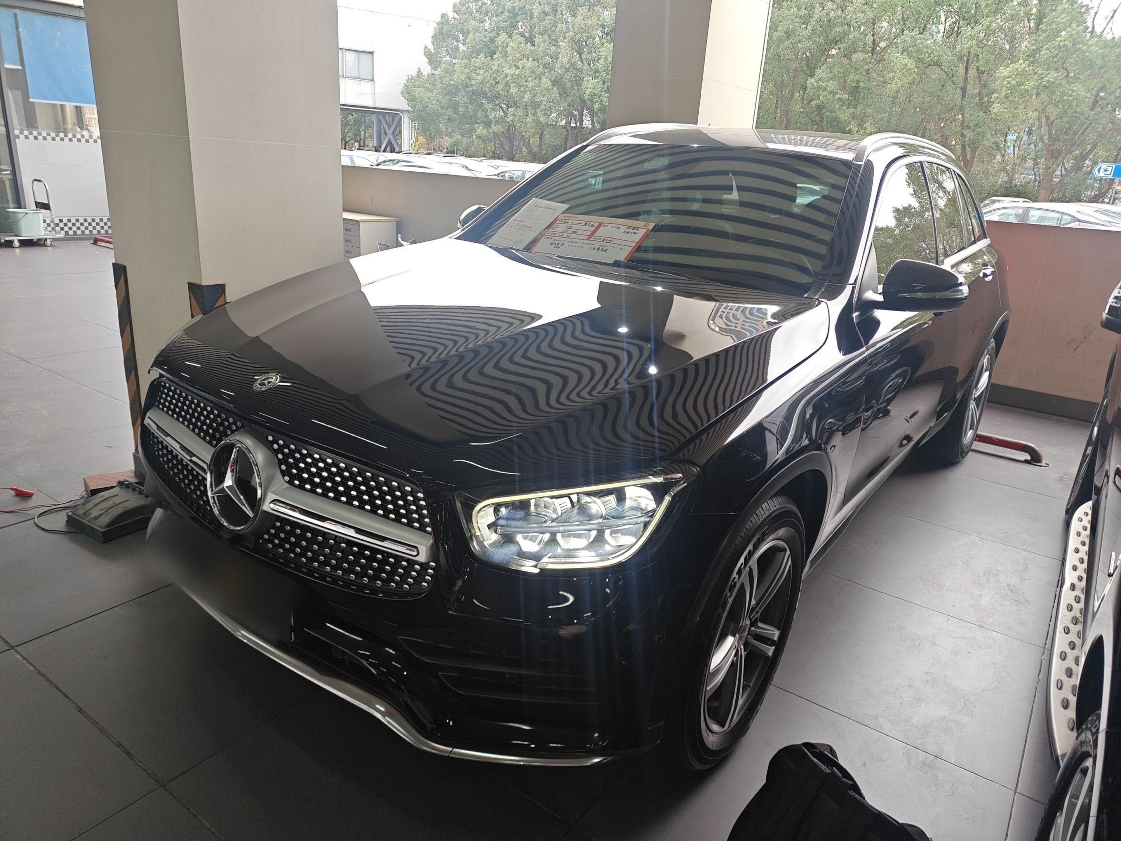 Под передней частью автомобиля