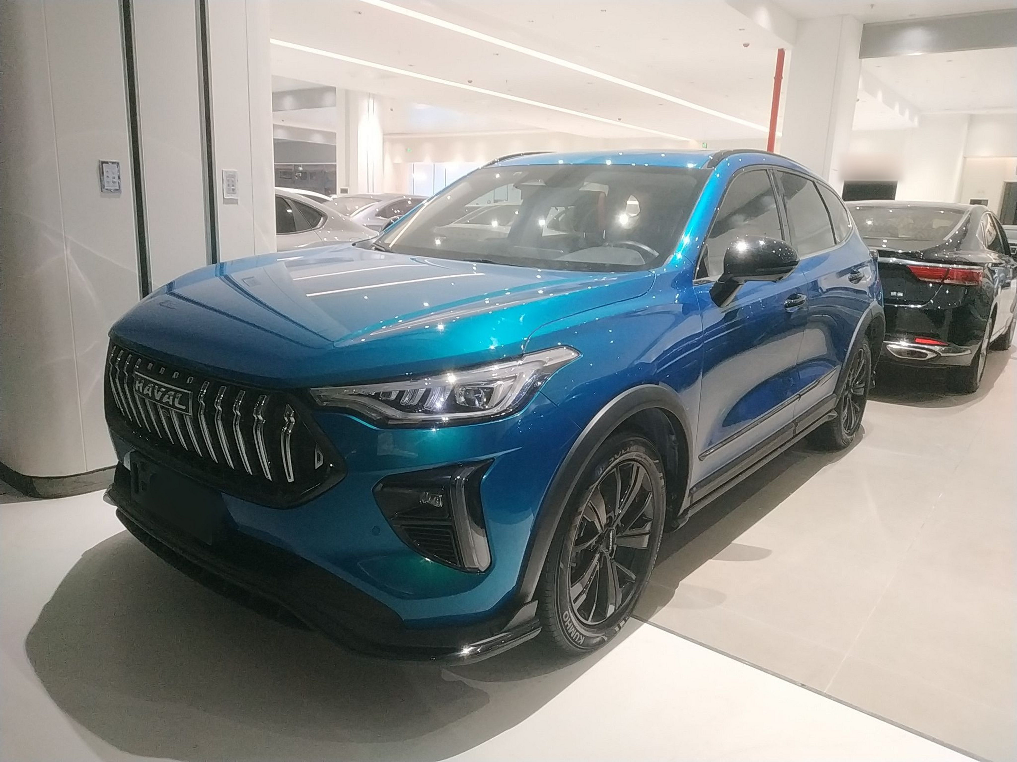 Под передней частью автомобиля