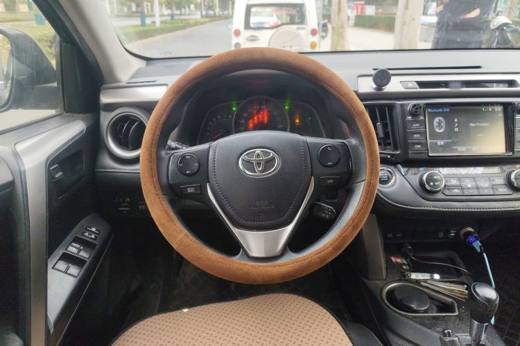 Used Toyota RAV4 2016 2.0L CVT Two-Wheel Drive Fashion Edition China V Standard
