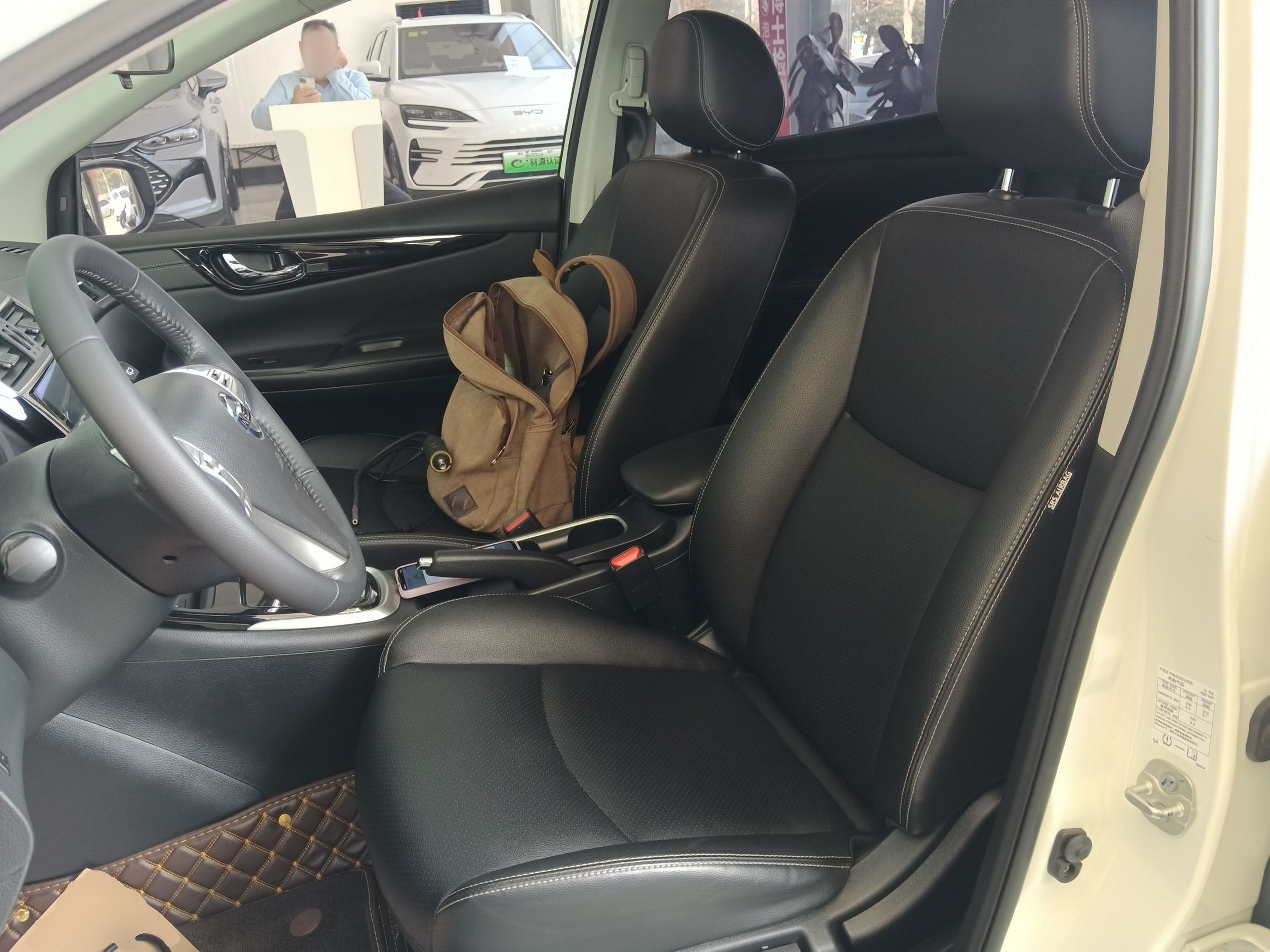 المقاعد الأمامية داخل السيارة