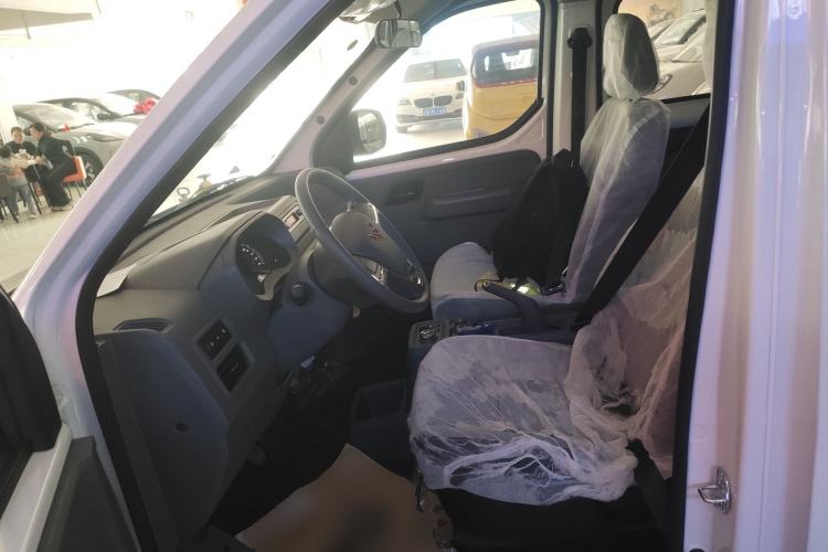 Used Wuling Yangguang 2024 300KM Comfort Version Passenger Van 75kW
