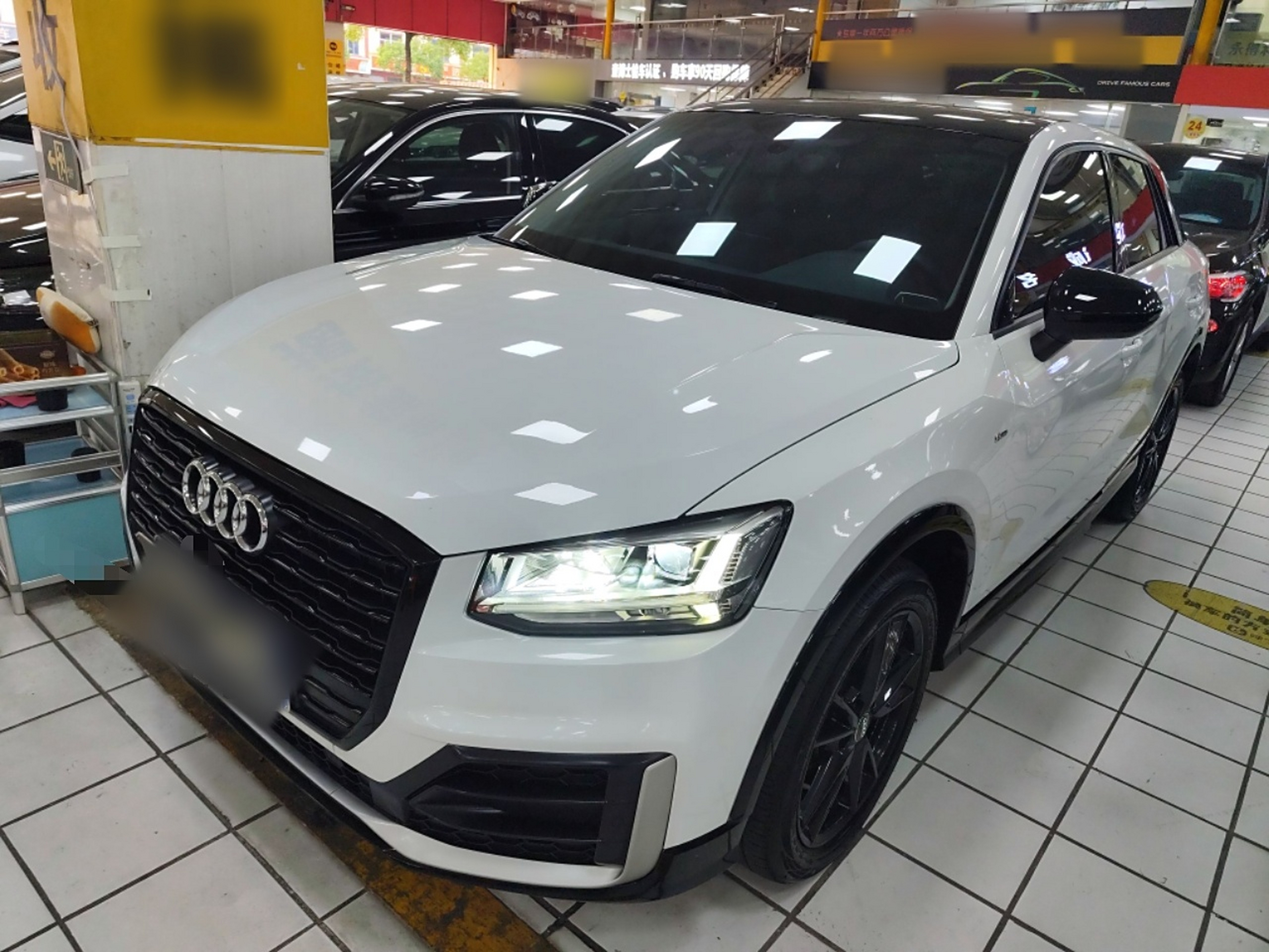 تحت مقدمة السيارة