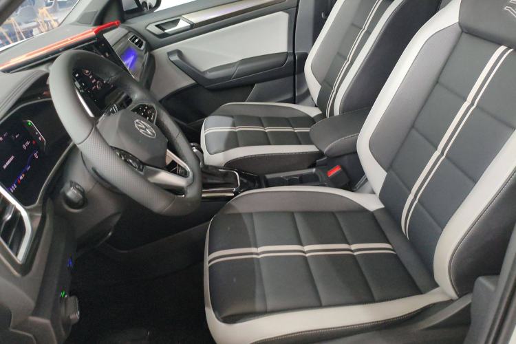 Used Volkswagen T-ROC 2023 300TSI DSG Two-Wheel-Drive Chen Guang Edition
