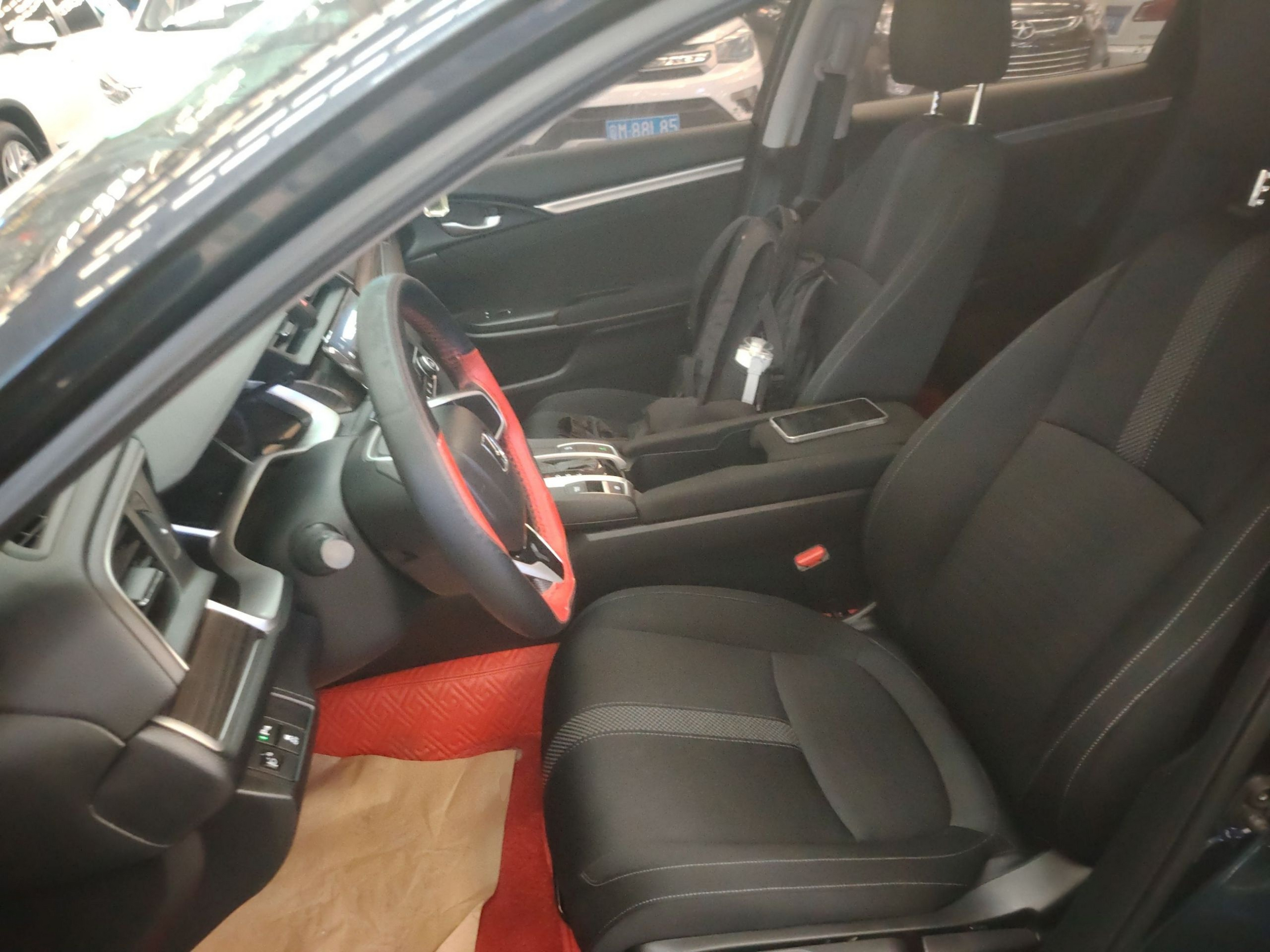 المقاعد الأمامية داخل السيارة