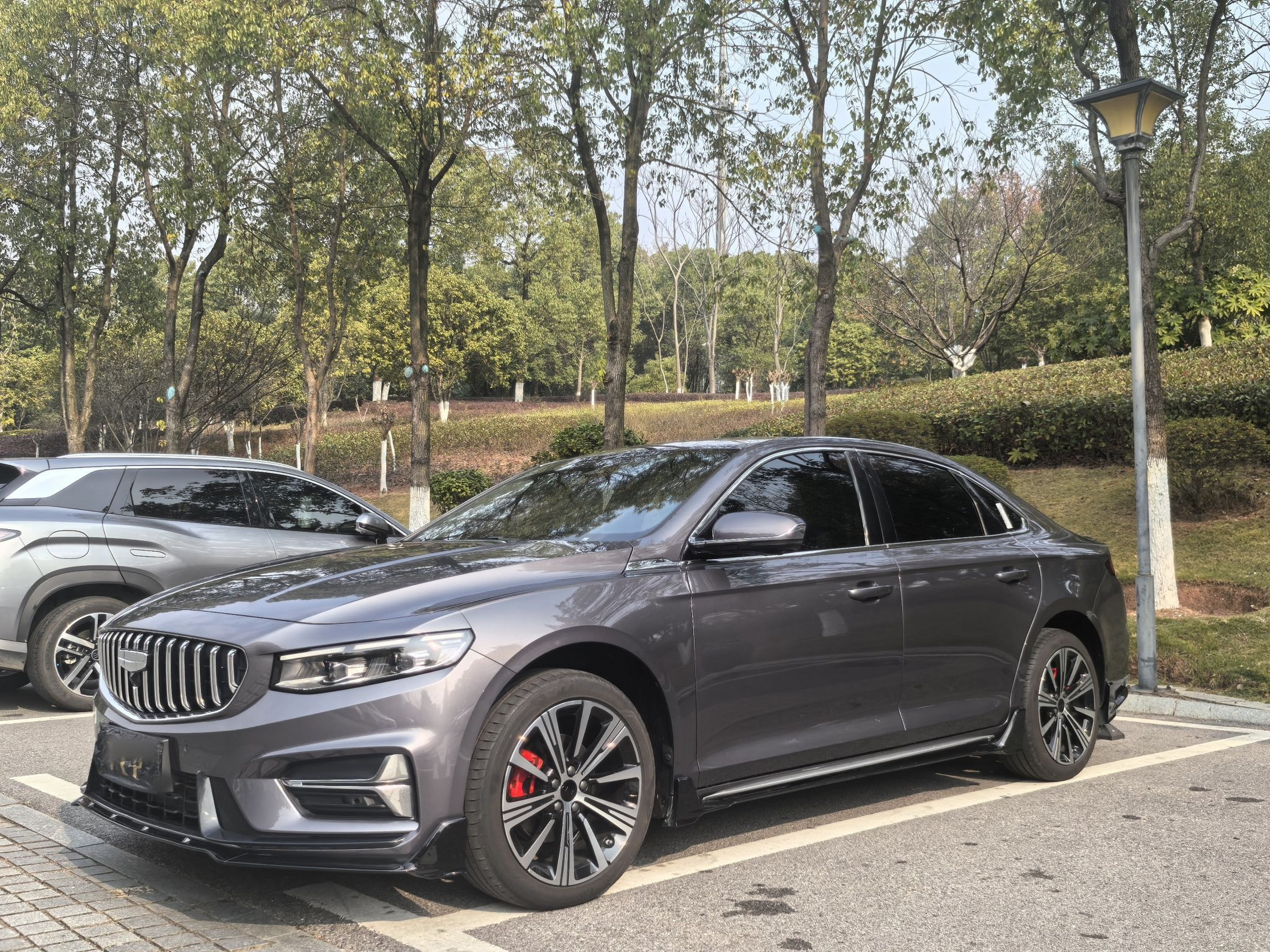 Под передней частью автомобиля