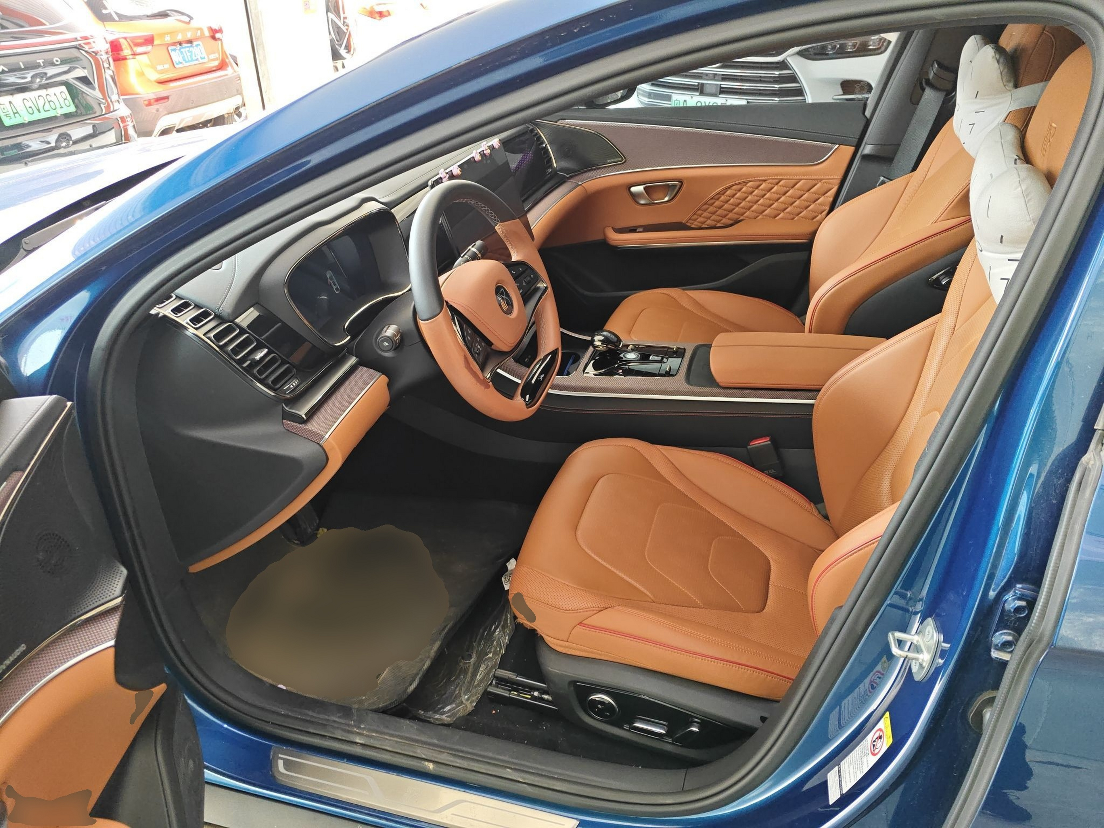 المقاعد الأمامية داخل السيارة