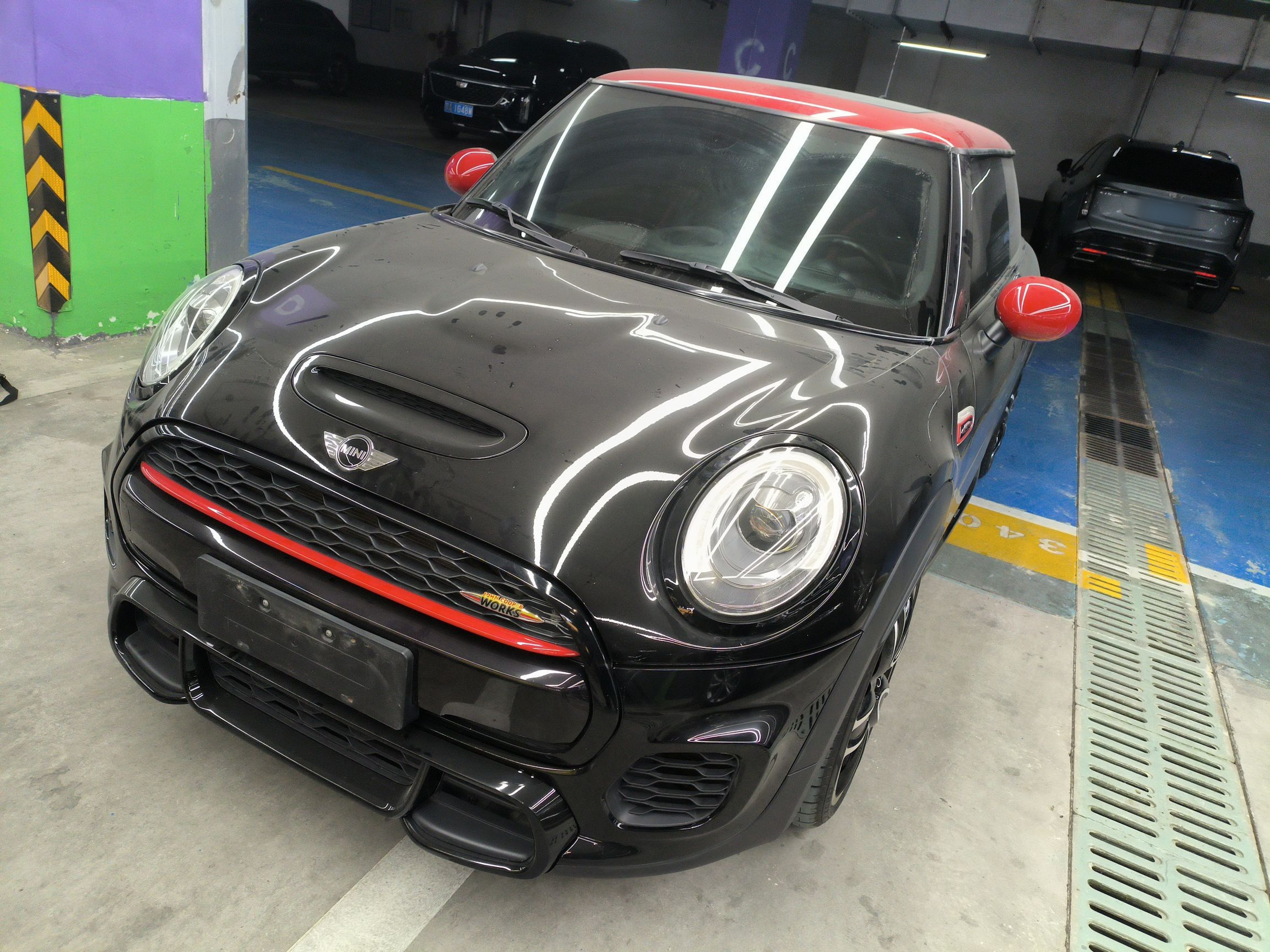 تحت مقدمة السيارة