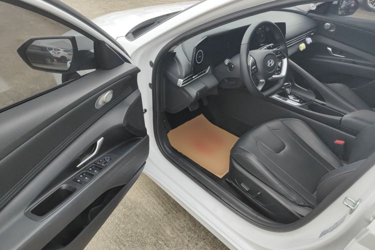 Used Hyundai Elantra 2023 1.5L CVT LUX Prestige Edition
