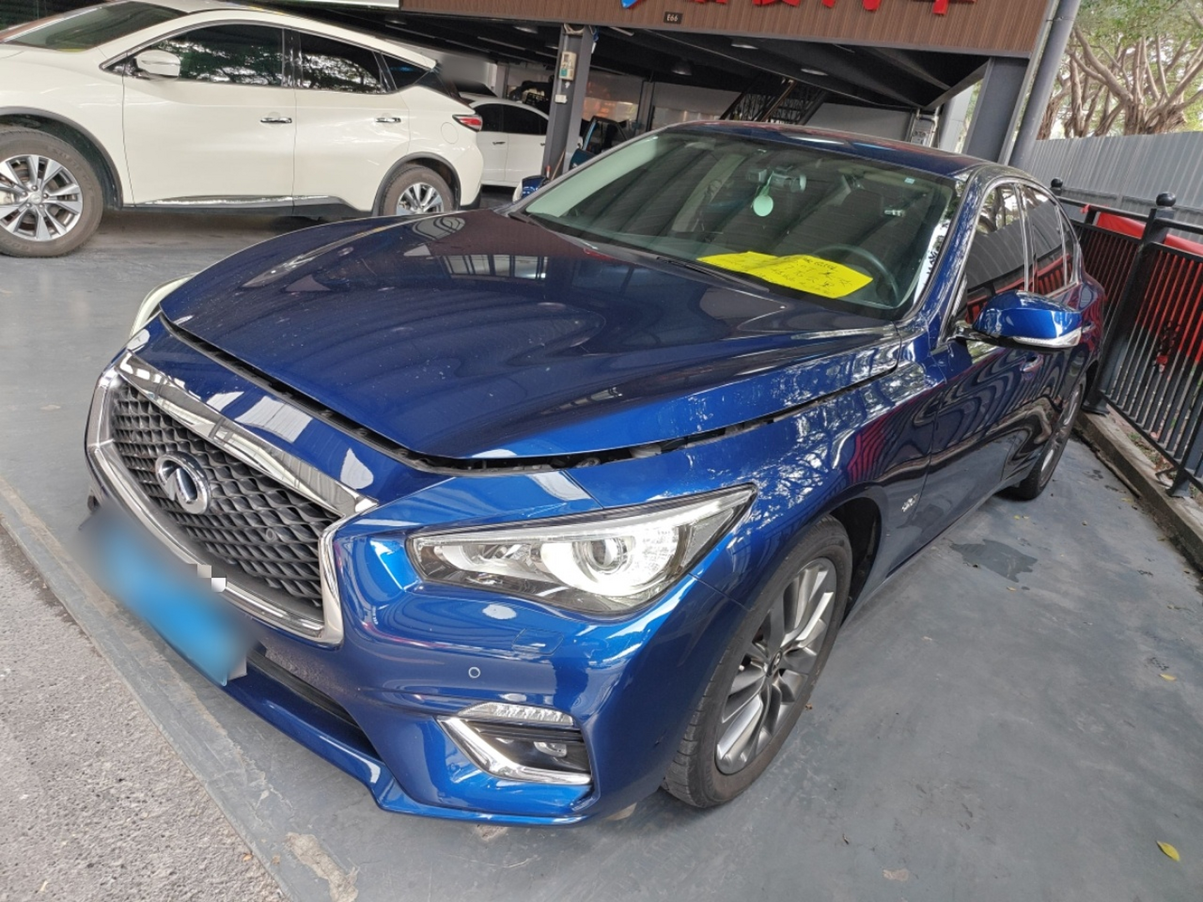 تحت مقدمة السيارة