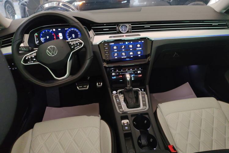 Used Volkswagen Magotan 2024 2 Million Units Zhongxiang Version 330TSI DSG Luxury Edition
