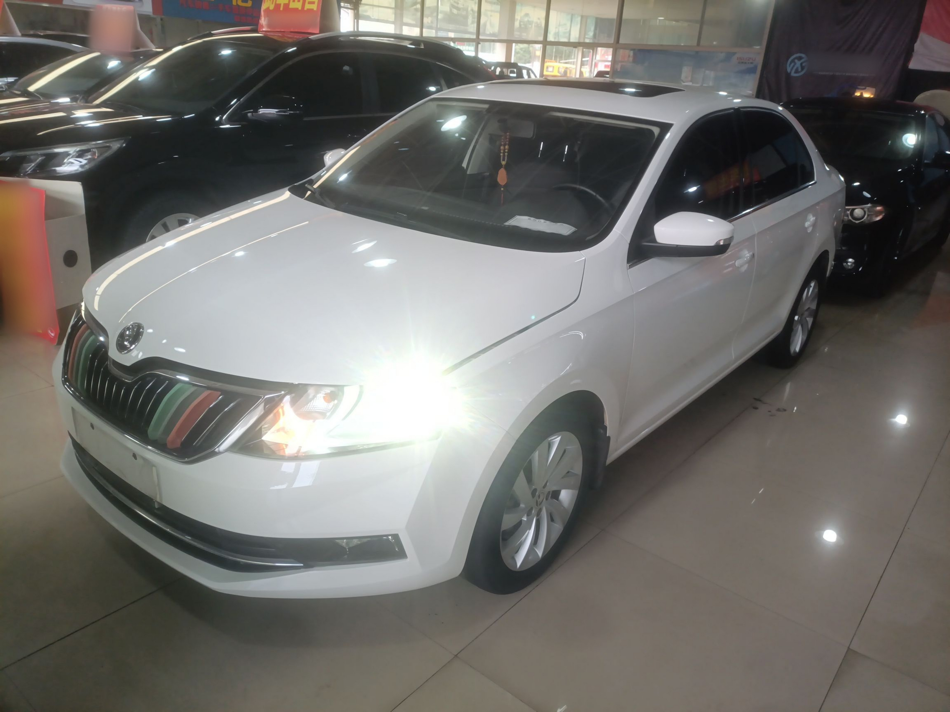 تحت مقدمة السيارة