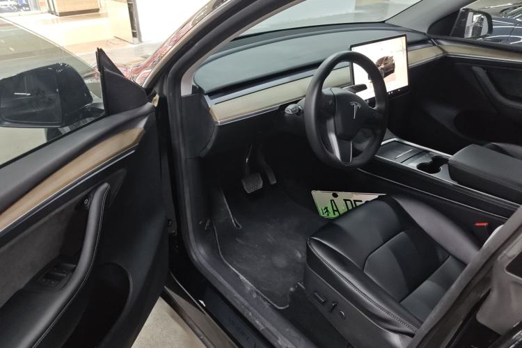 Used Tesla Model Y 2022 Long-Range All-Wheel-Drive Version
