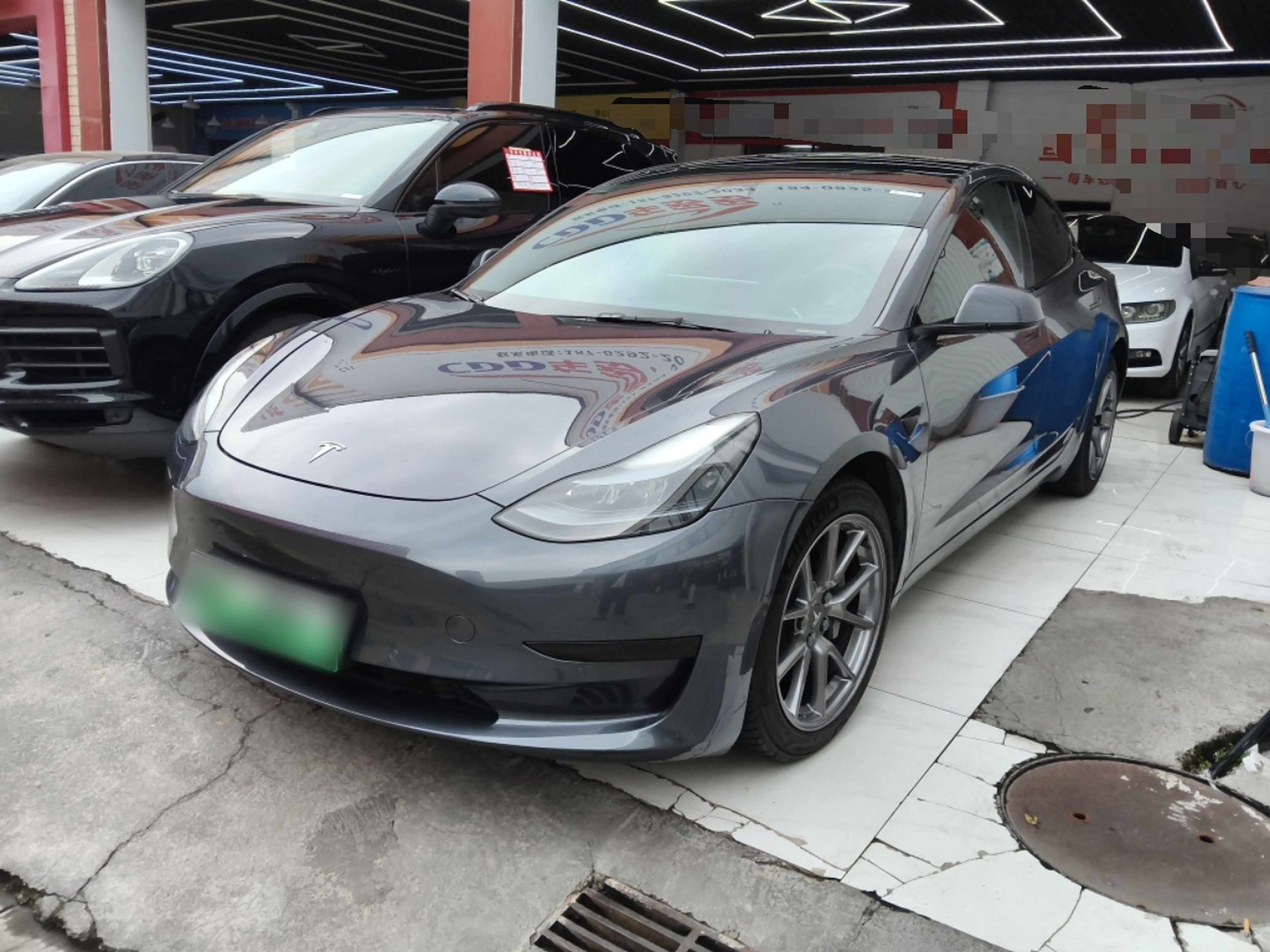 Под передней частью автомобиля