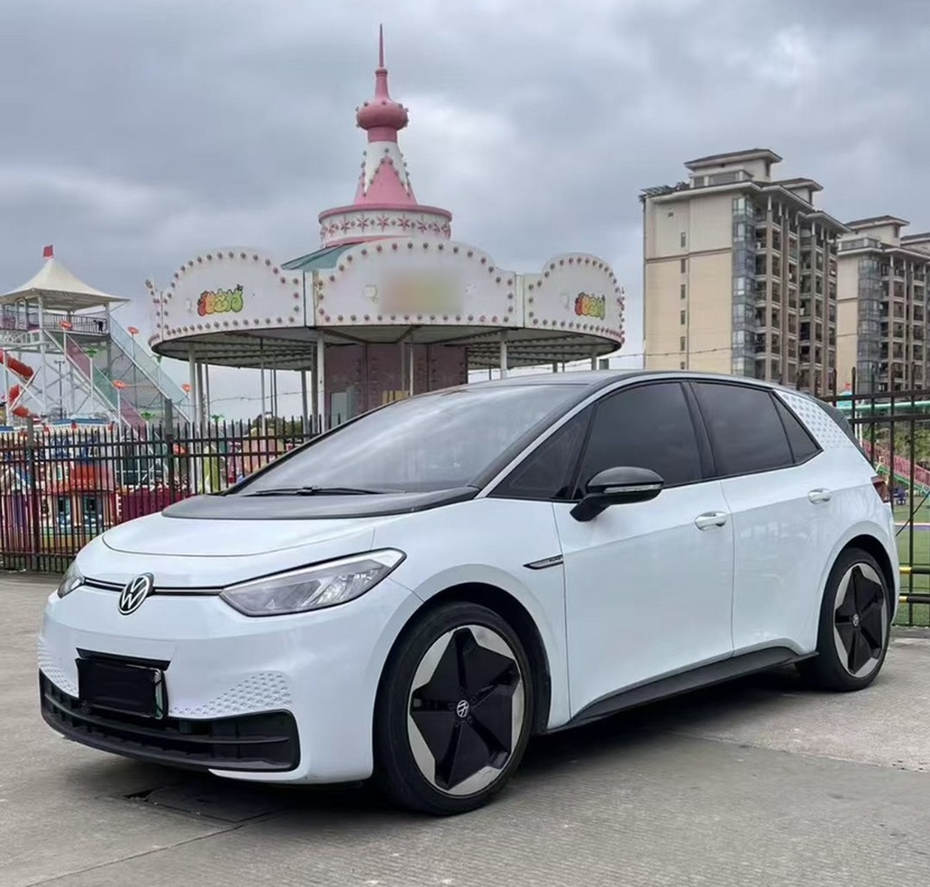 Под передней частью автомобиля