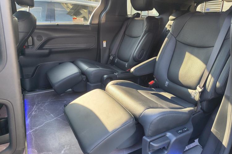 Used Toyota Sienna 2023 2.5L Hybrid Deluxe Edition