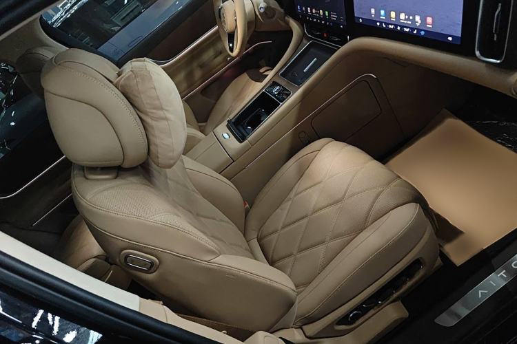 Used Hima AITO M9 2025 Extended-Range Ultra Version 52 kWh 6-Seater
