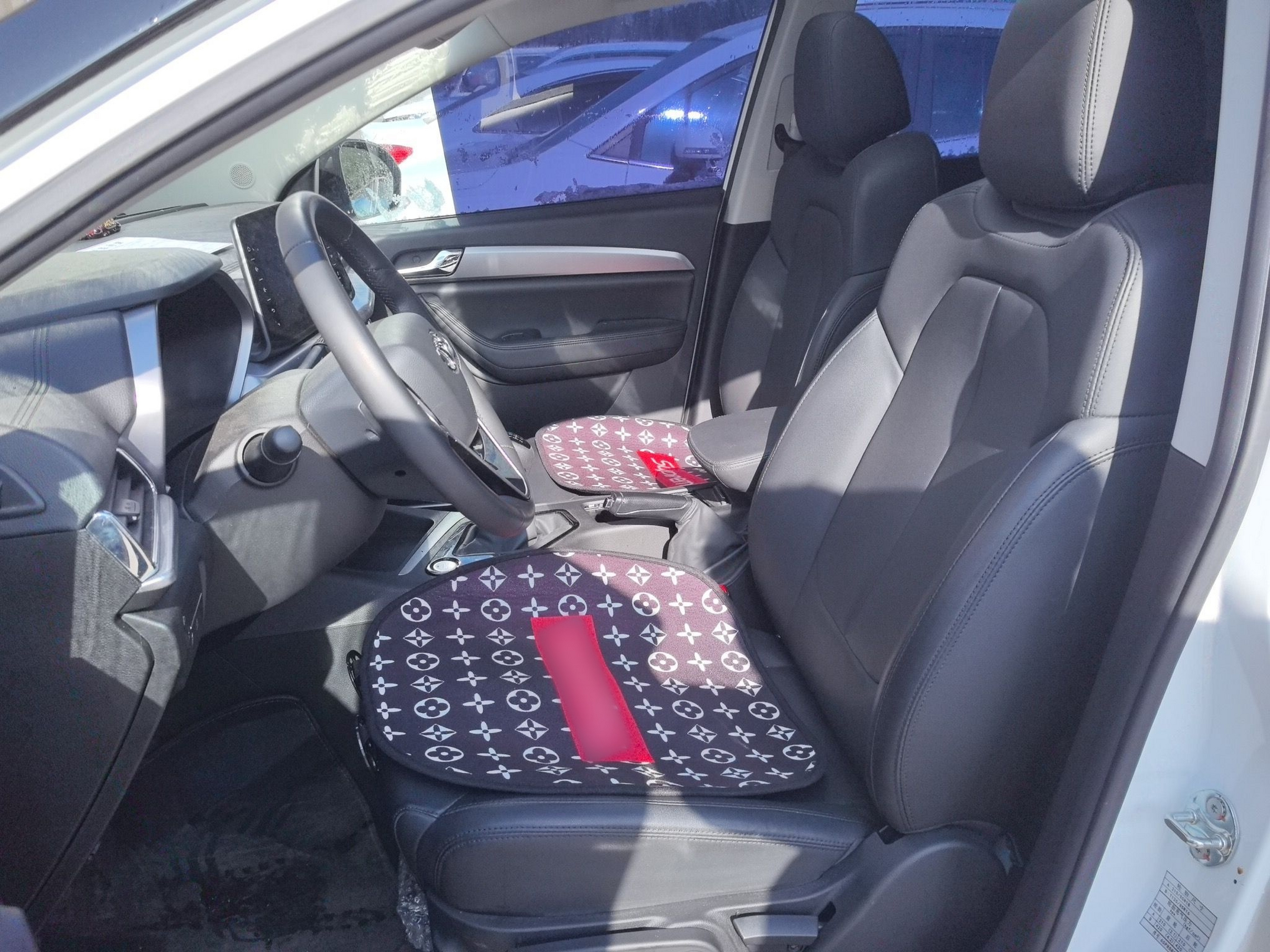 المقاعد الأمامية داخل السيارة